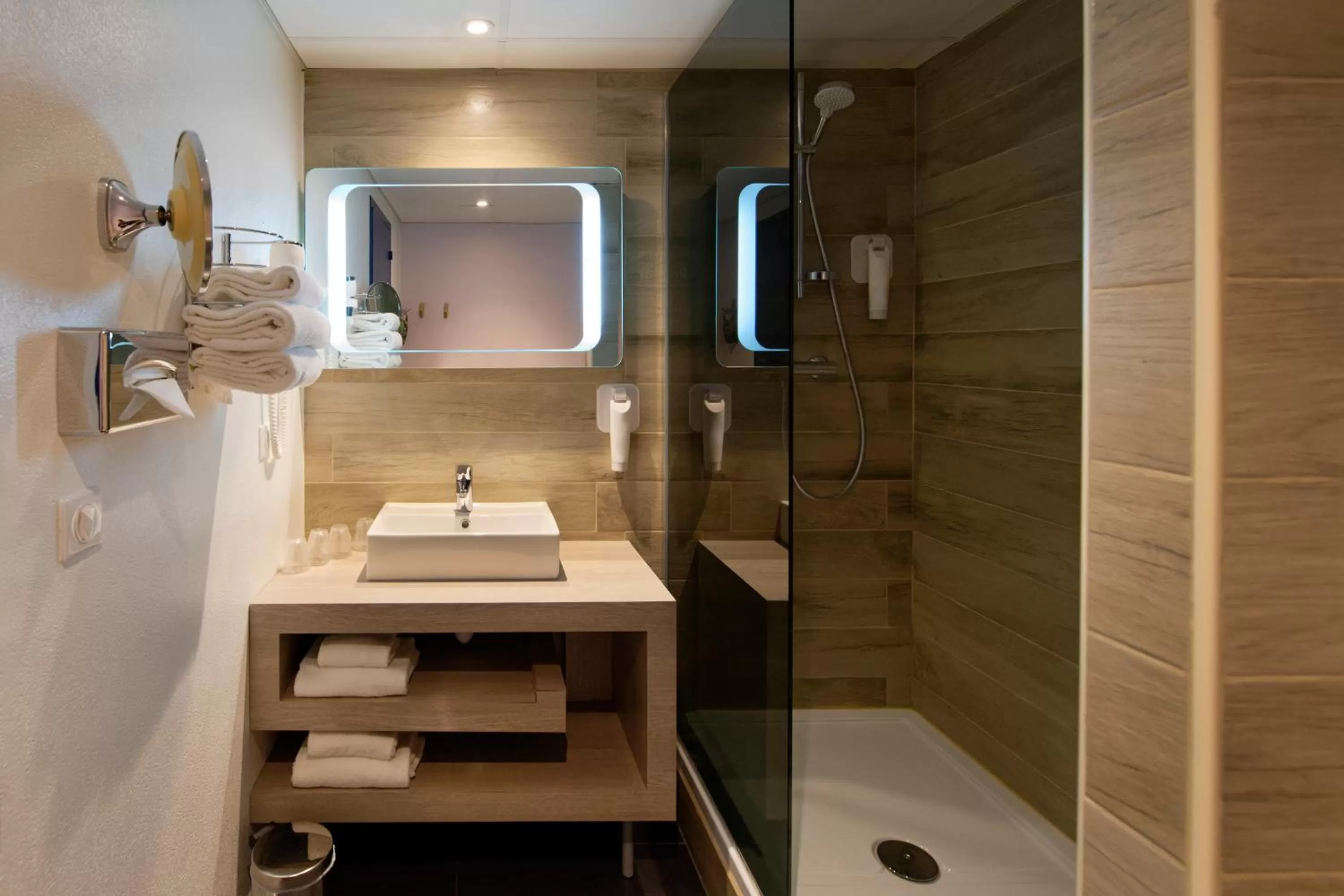 Shower in ibis Styles Chalon sur Saône