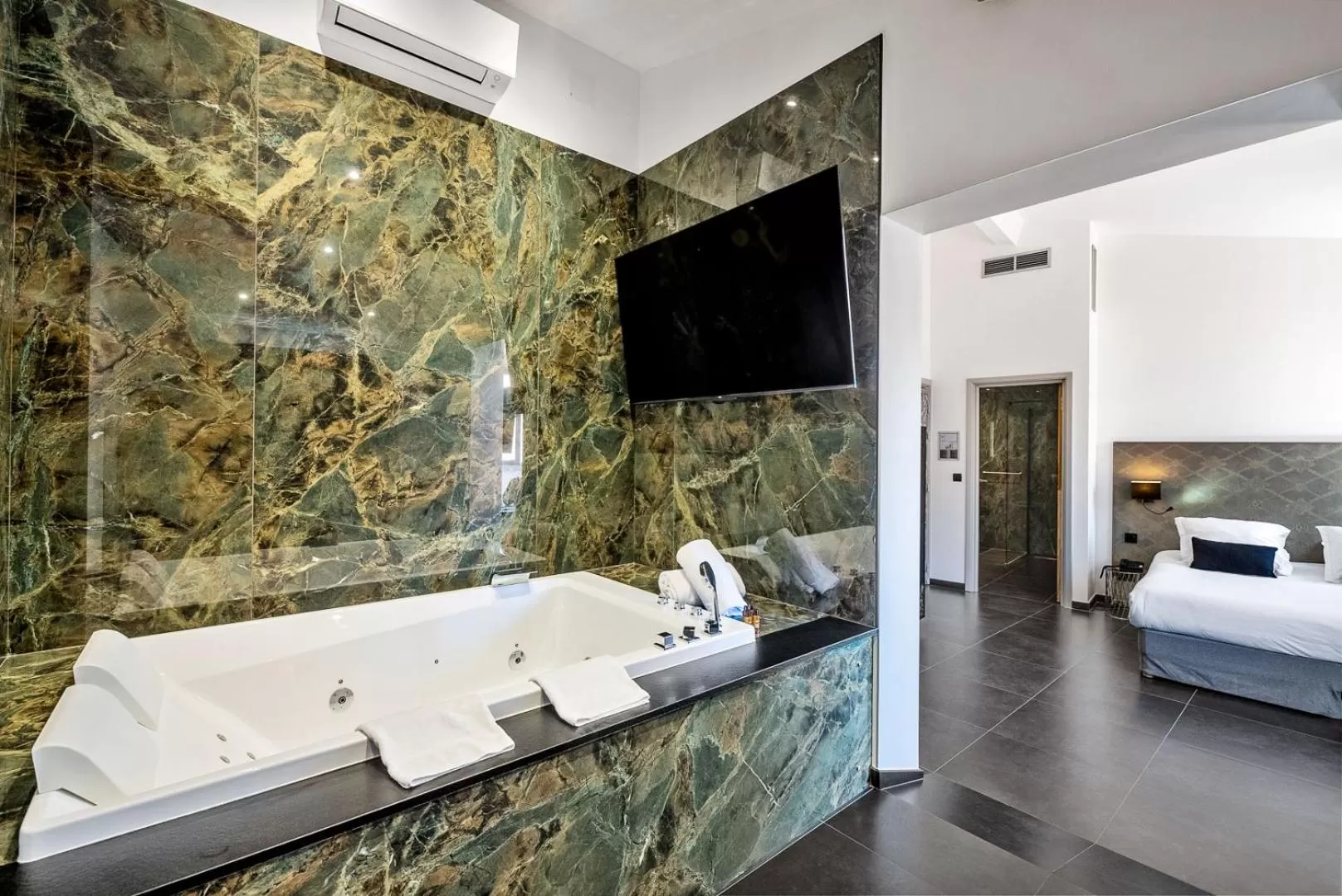 Shower, Bed in Hotel POZZO DI BORGO