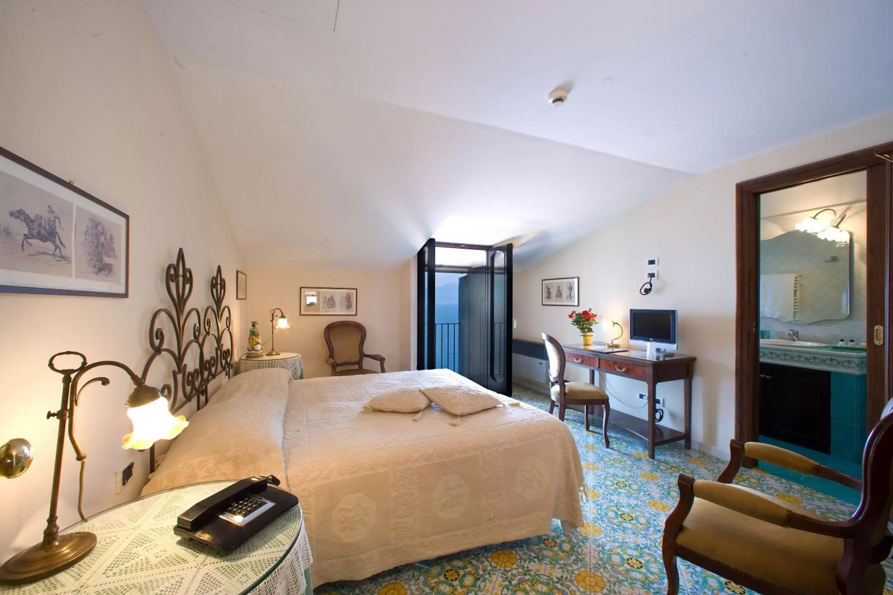 Bed in Hotel La Tonnarella