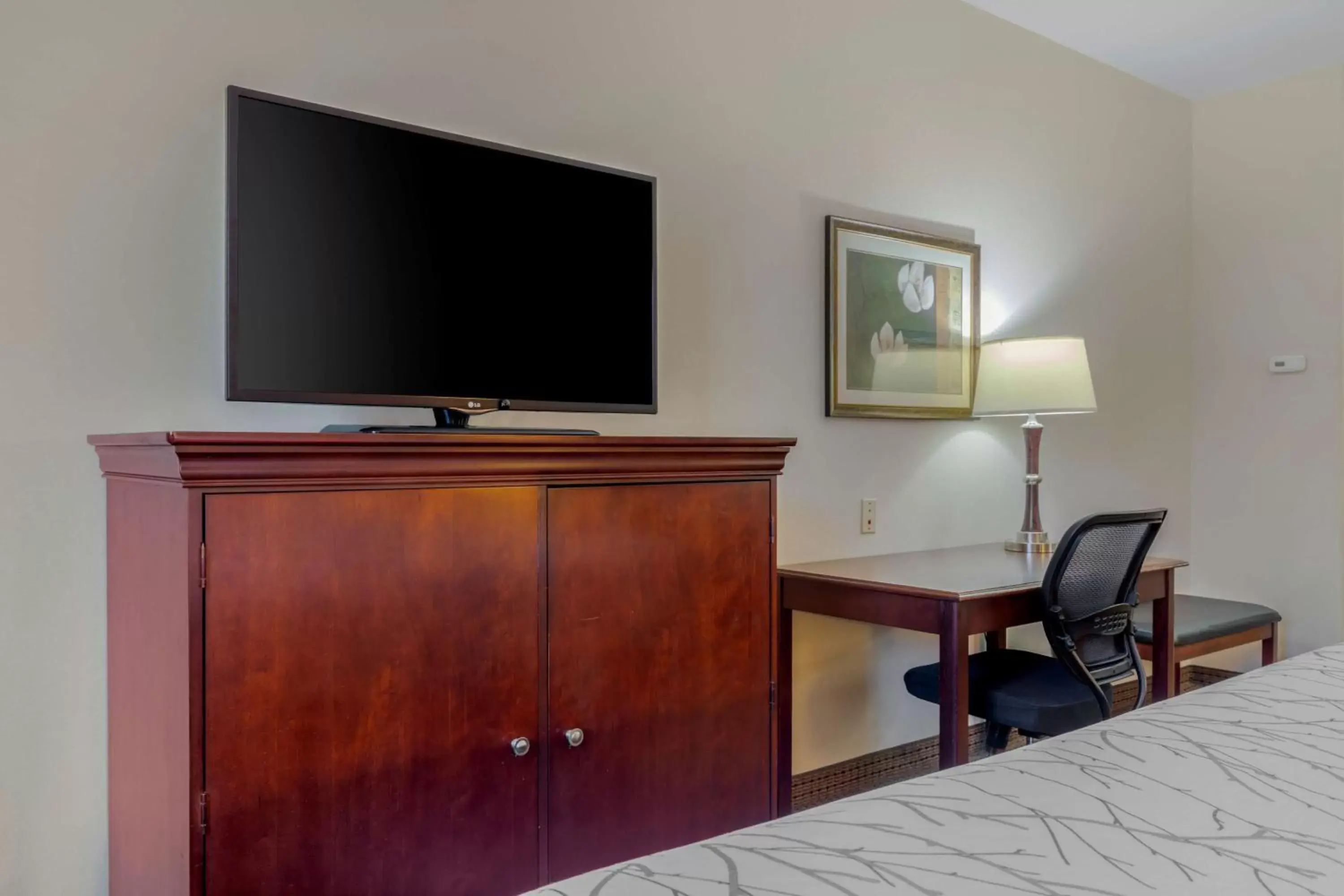 Bedroom, TV/Entertainment Center in Best Western Plus Sweetwater Inn & Suites