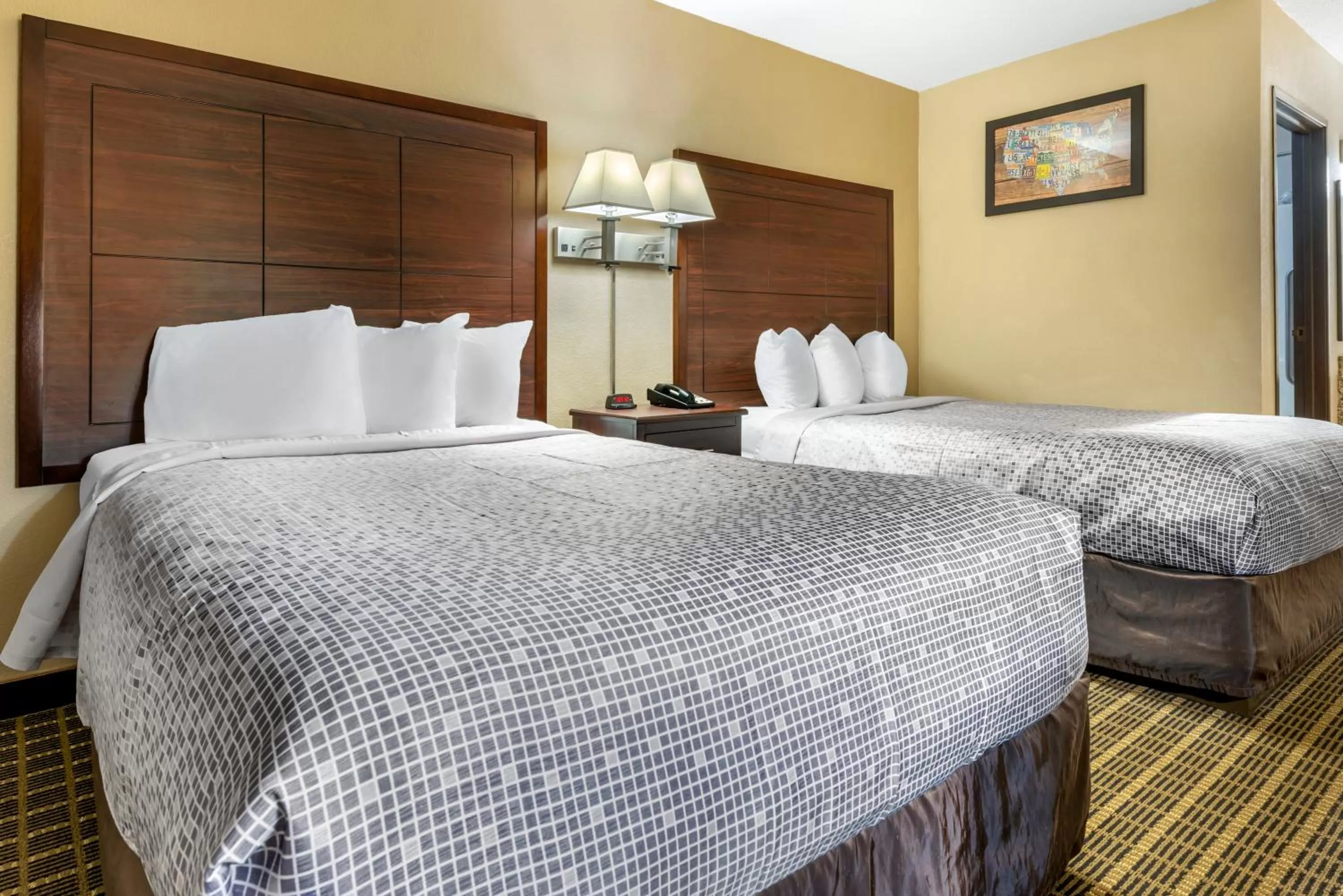 Bed in Econo Lodge La Crosse North