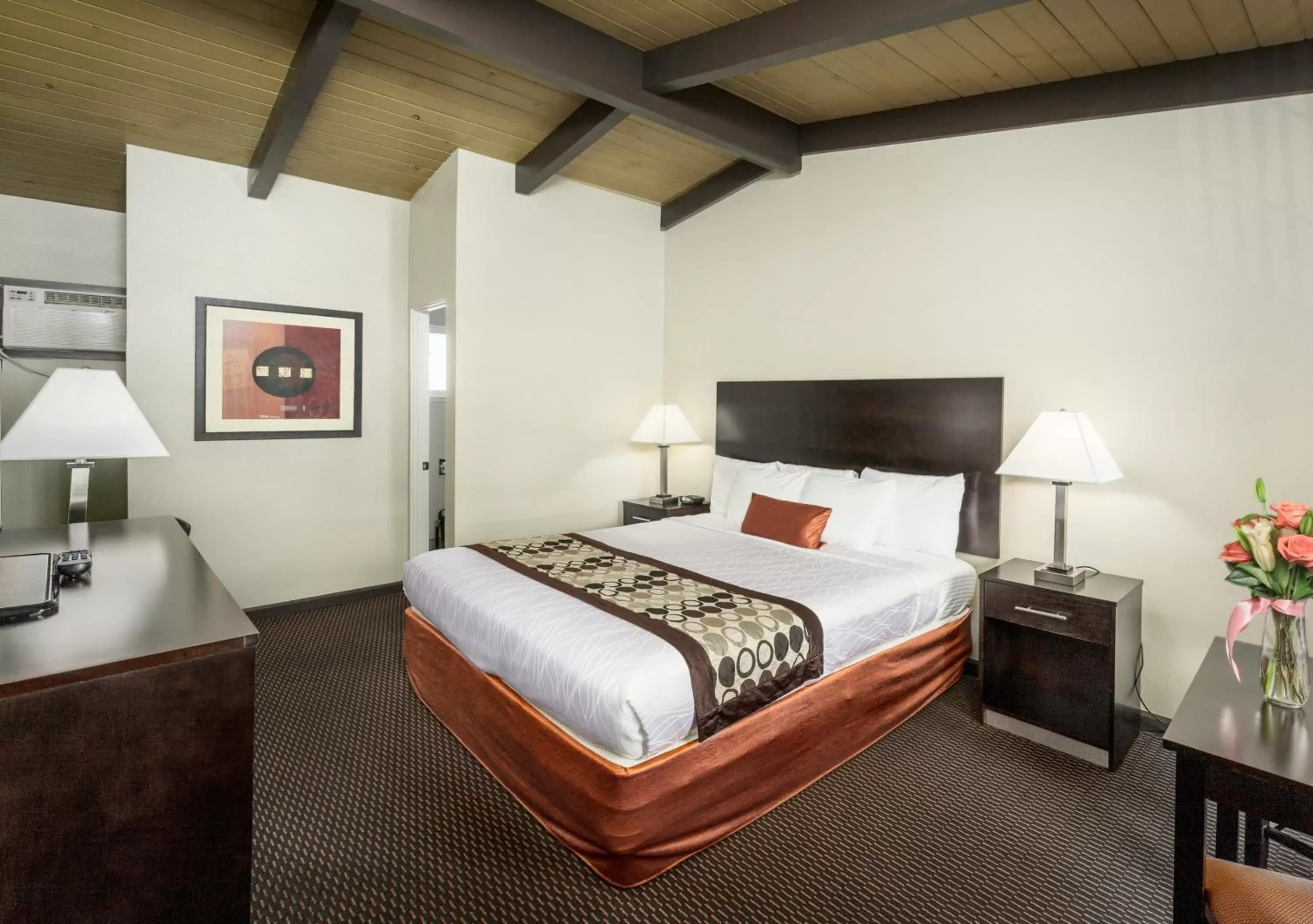 Photo of the whole room, Bed in Thunderbird Lodge