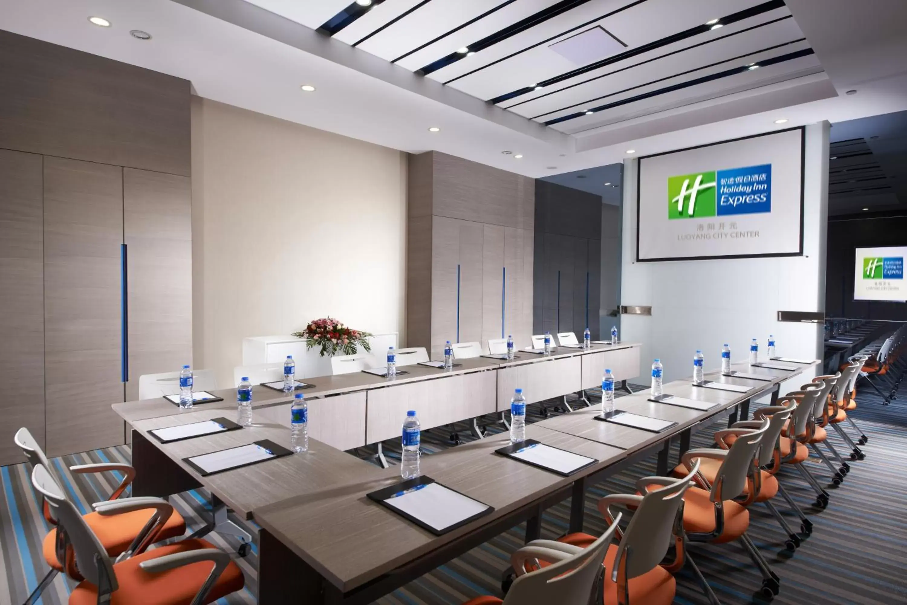 Meeting/conference room in Holiday Inn Express Luoyang City Center, an IHG Hotel