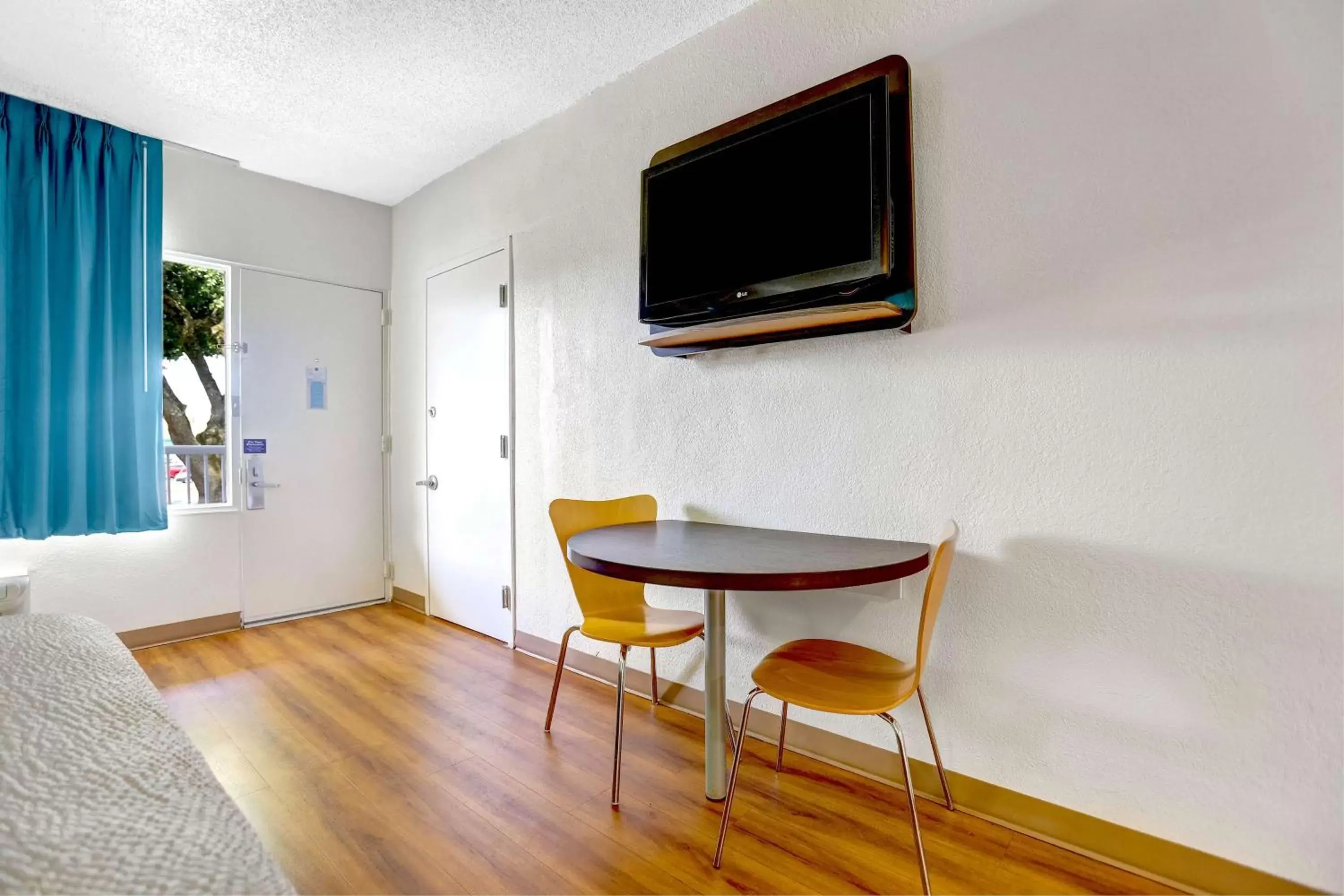 Photo of the whole room, TV/Entertainment Center in Motel 6-Jacksonville, NC