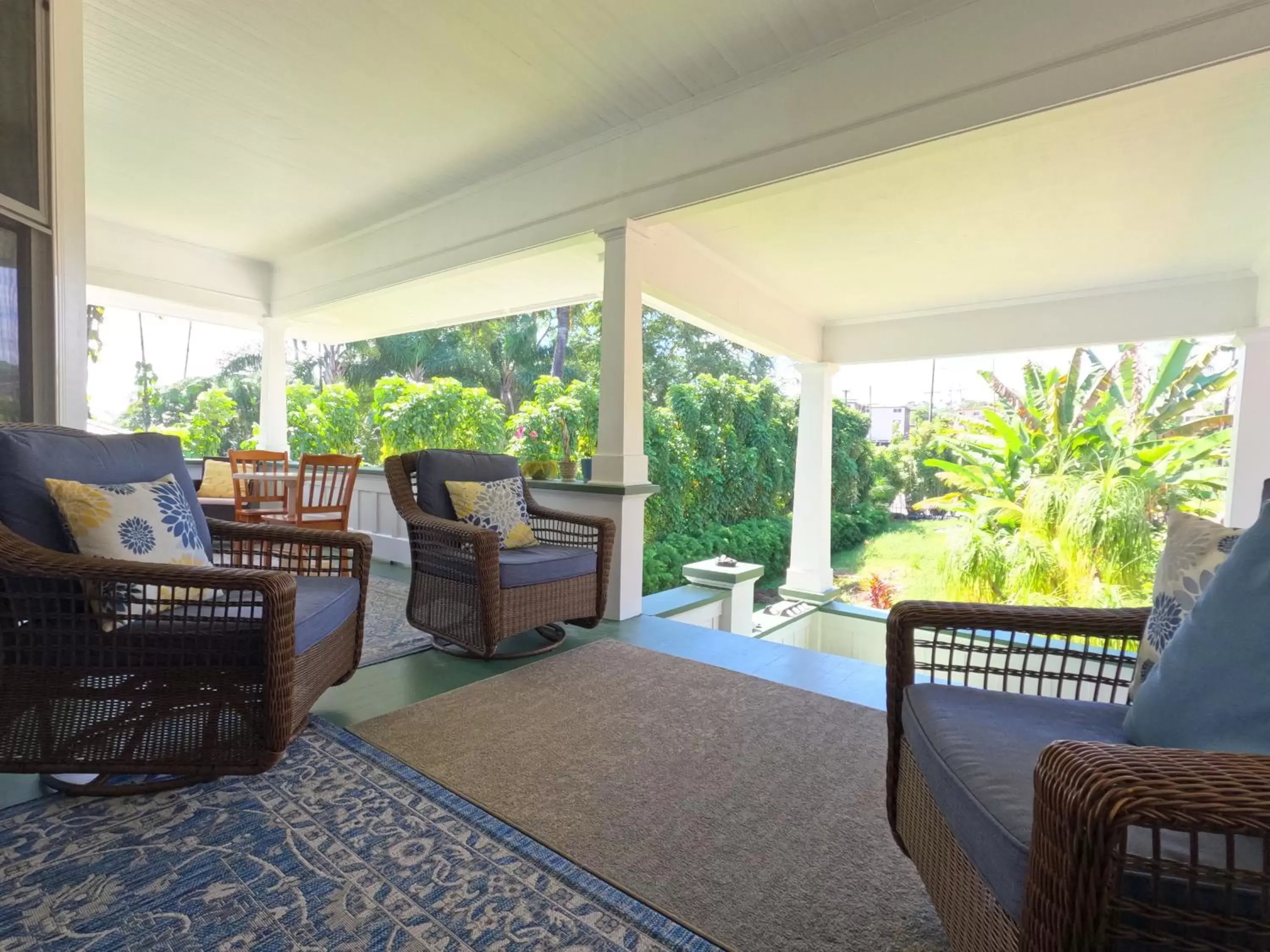 Lounge or bar in Hilo Bay Oceanfront Bed and Breakfast