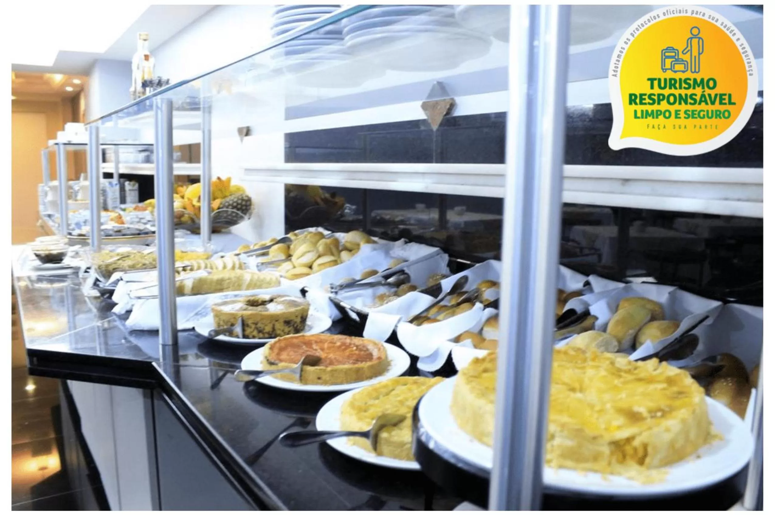 Buffet breakfast in Hotel Nacional Inn Curitiba Torres