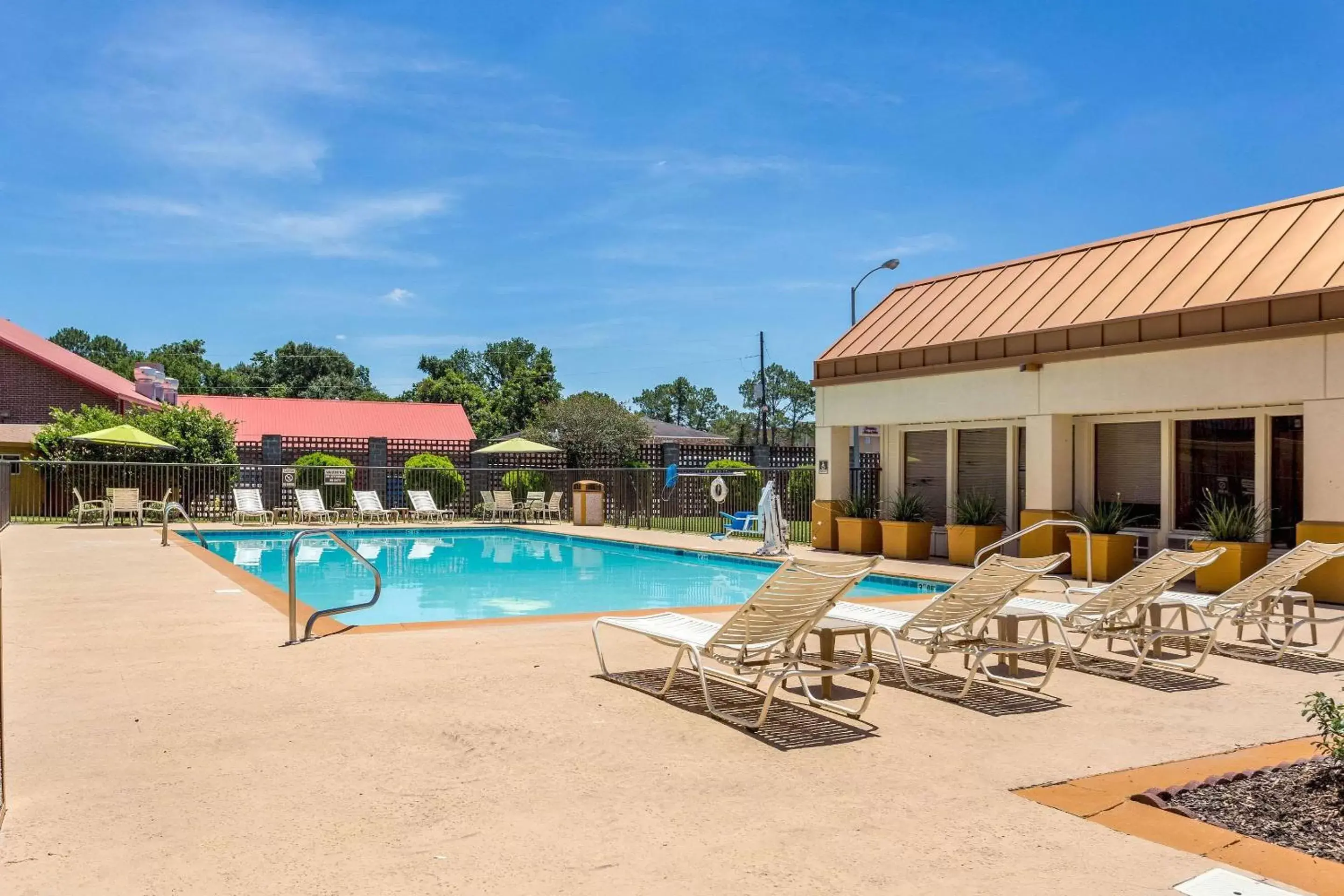 On site, Swimming Pool in Quality Inn & Suites Baton Rouge West - Port Allen