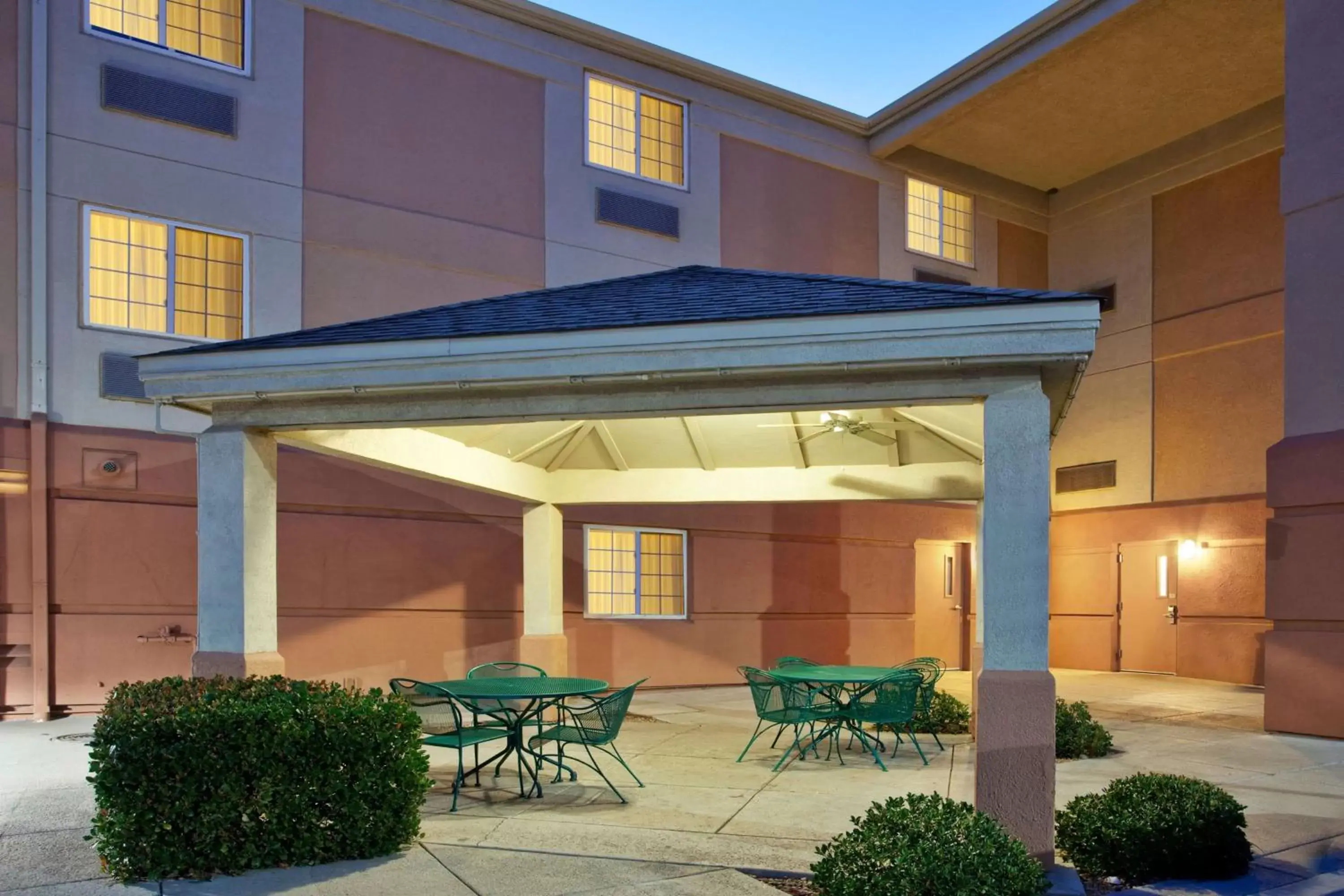 Property building in Sonesta Simply Suites Albuquerque