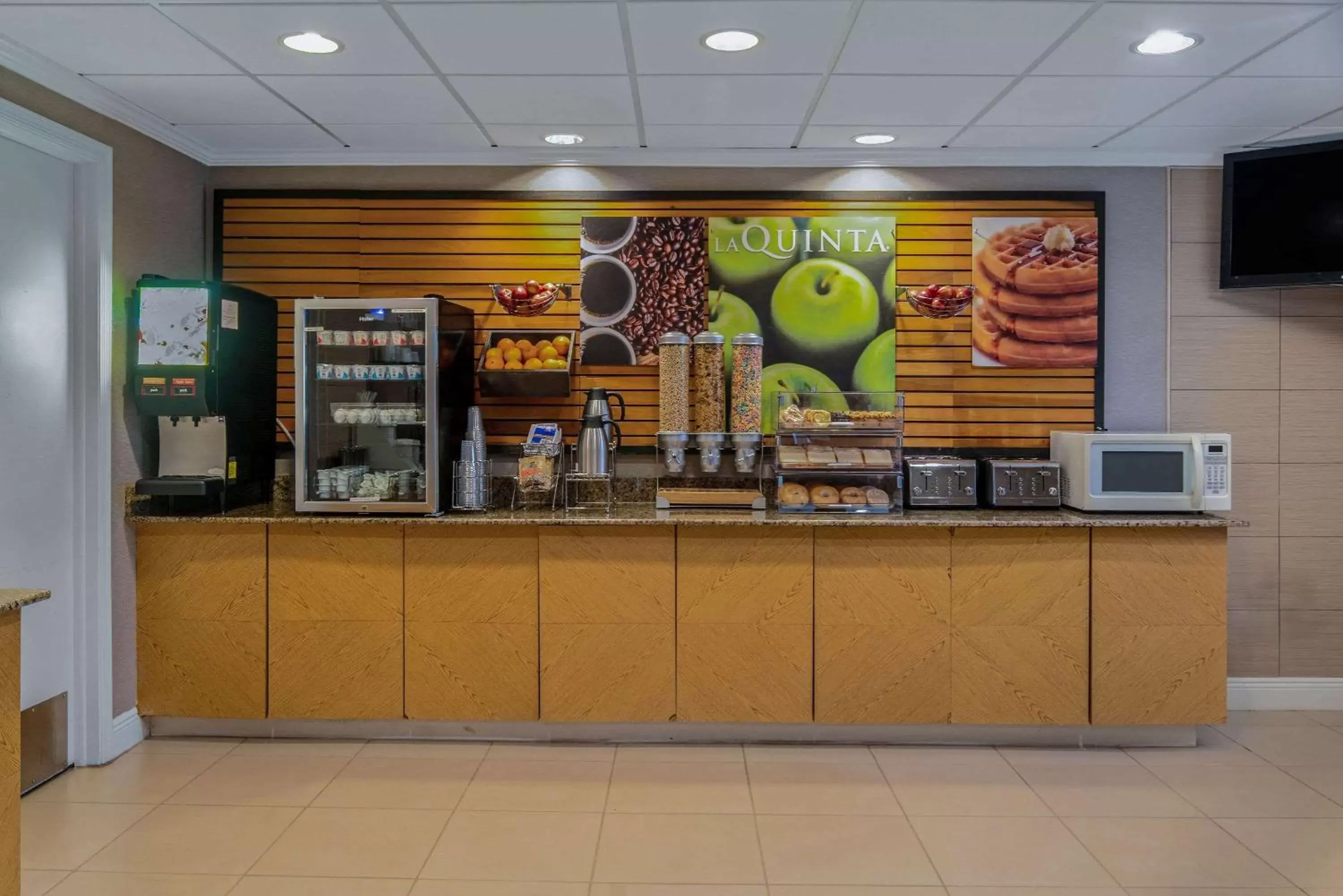 Restaurant/places to eat in La Quinta by Wyndham Naples East (I-75) Restaurant/places to eat in La Quinta by Wyndham Naples East (I-75)