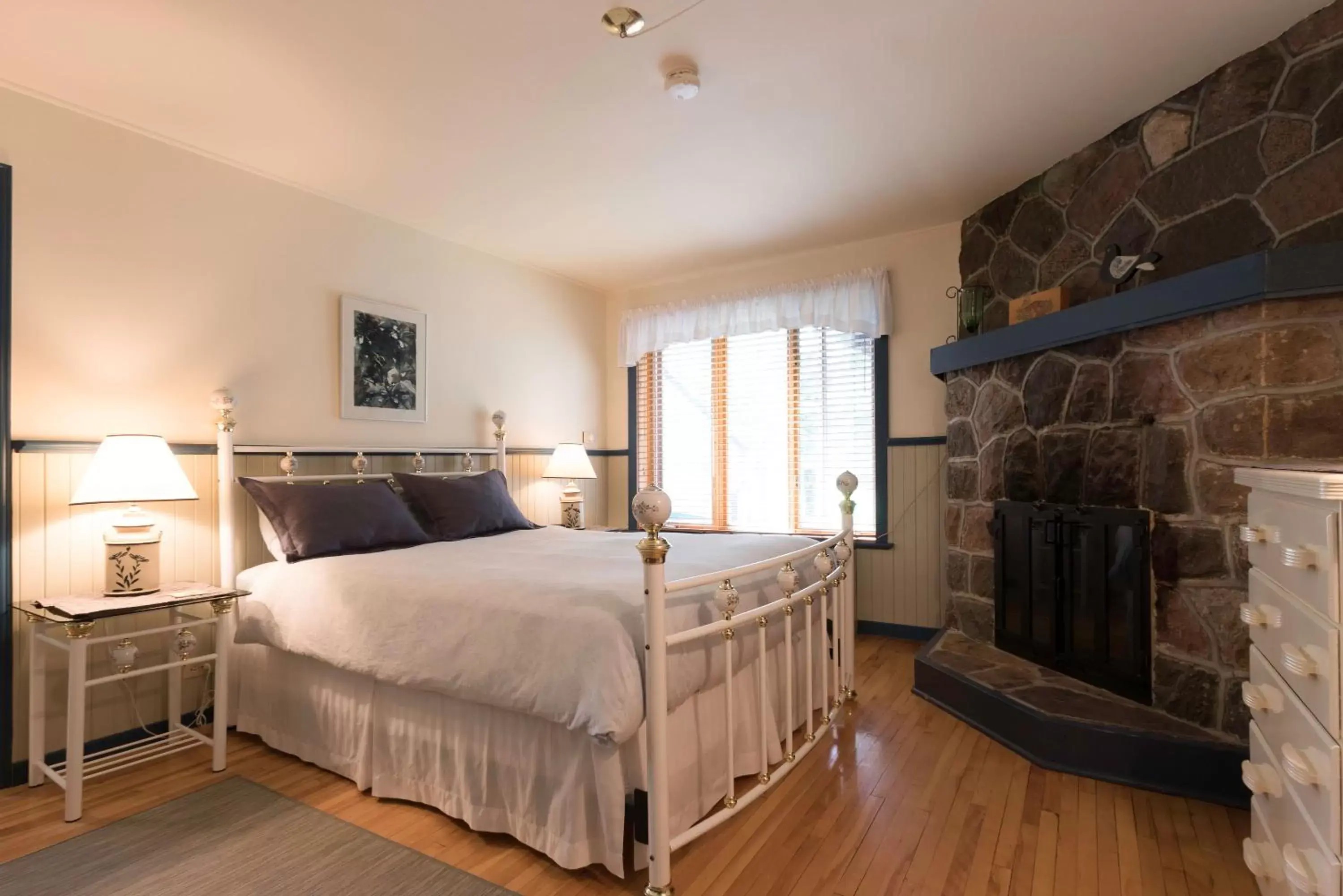 Bedroom, Bed in Auberge Le Lupin B&B-Self Check-in