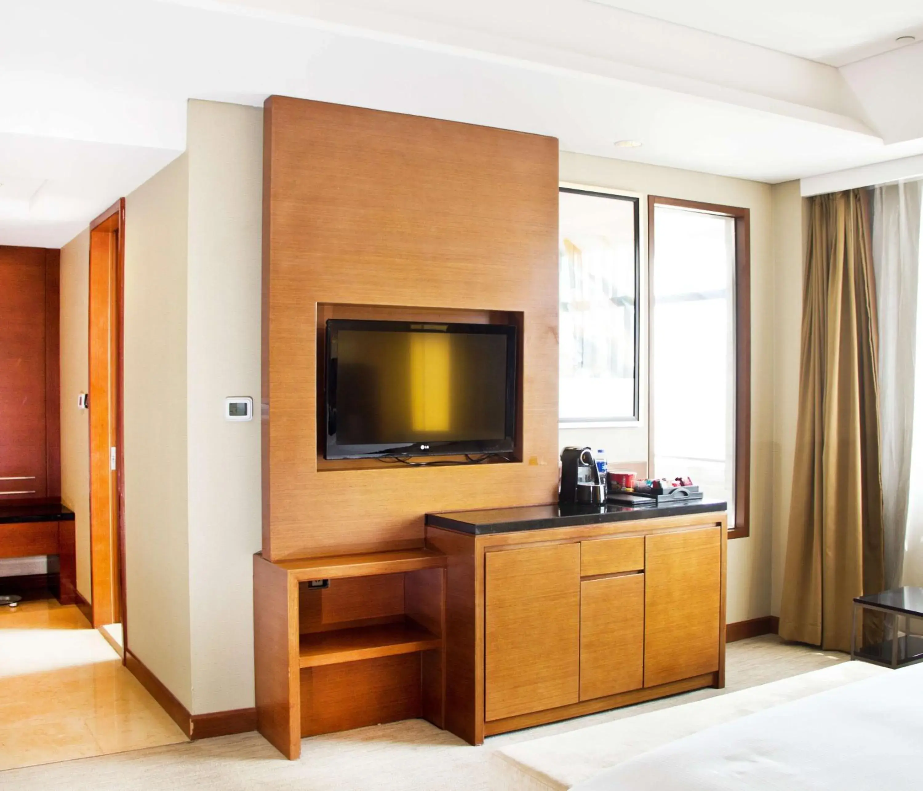 Bedroom, TV/Entertainment Center in DoubleTree By Hilton Shenyang Hotel