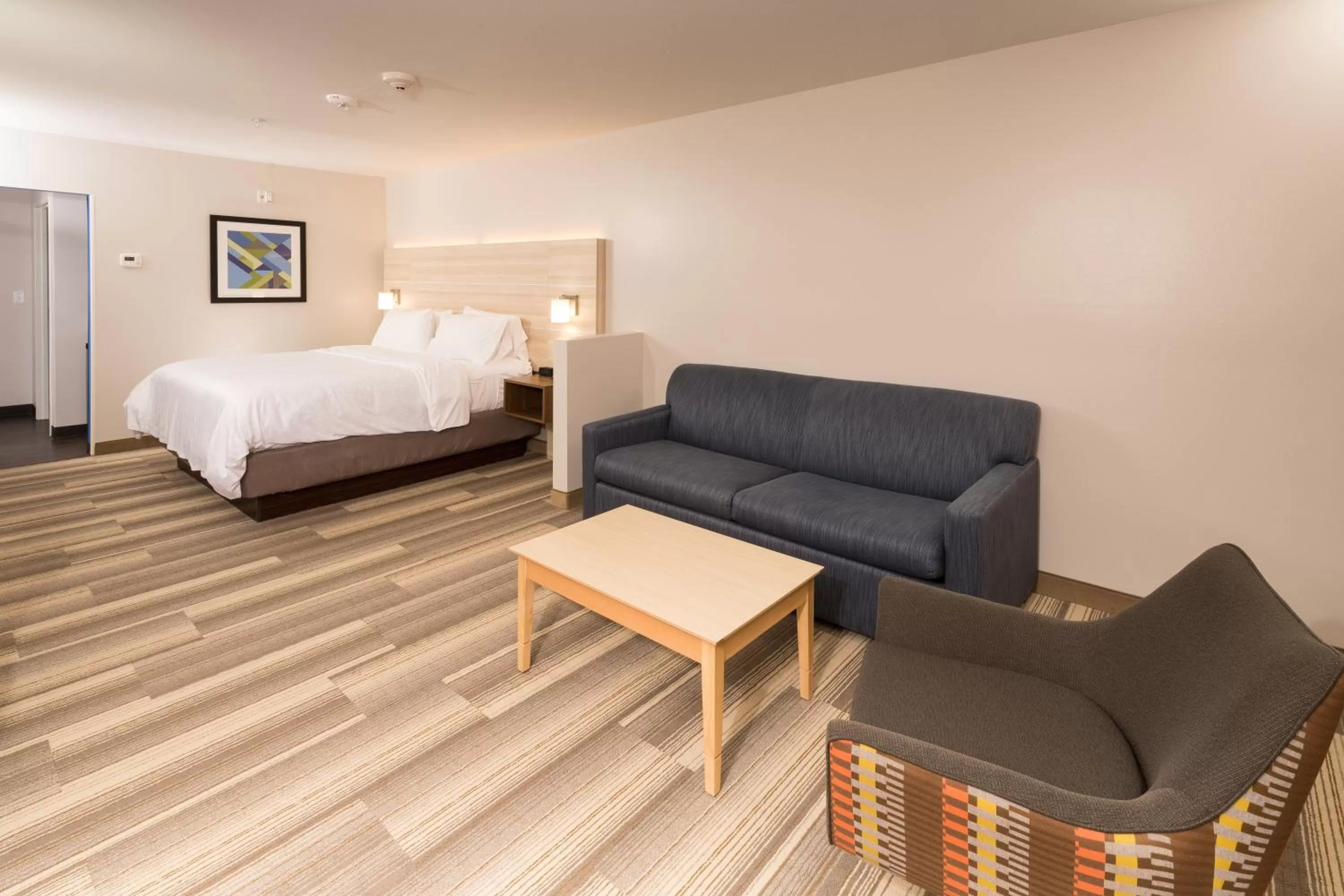 Living room, Bed in Holiday Inn Express & Suites - Auburn by IHG