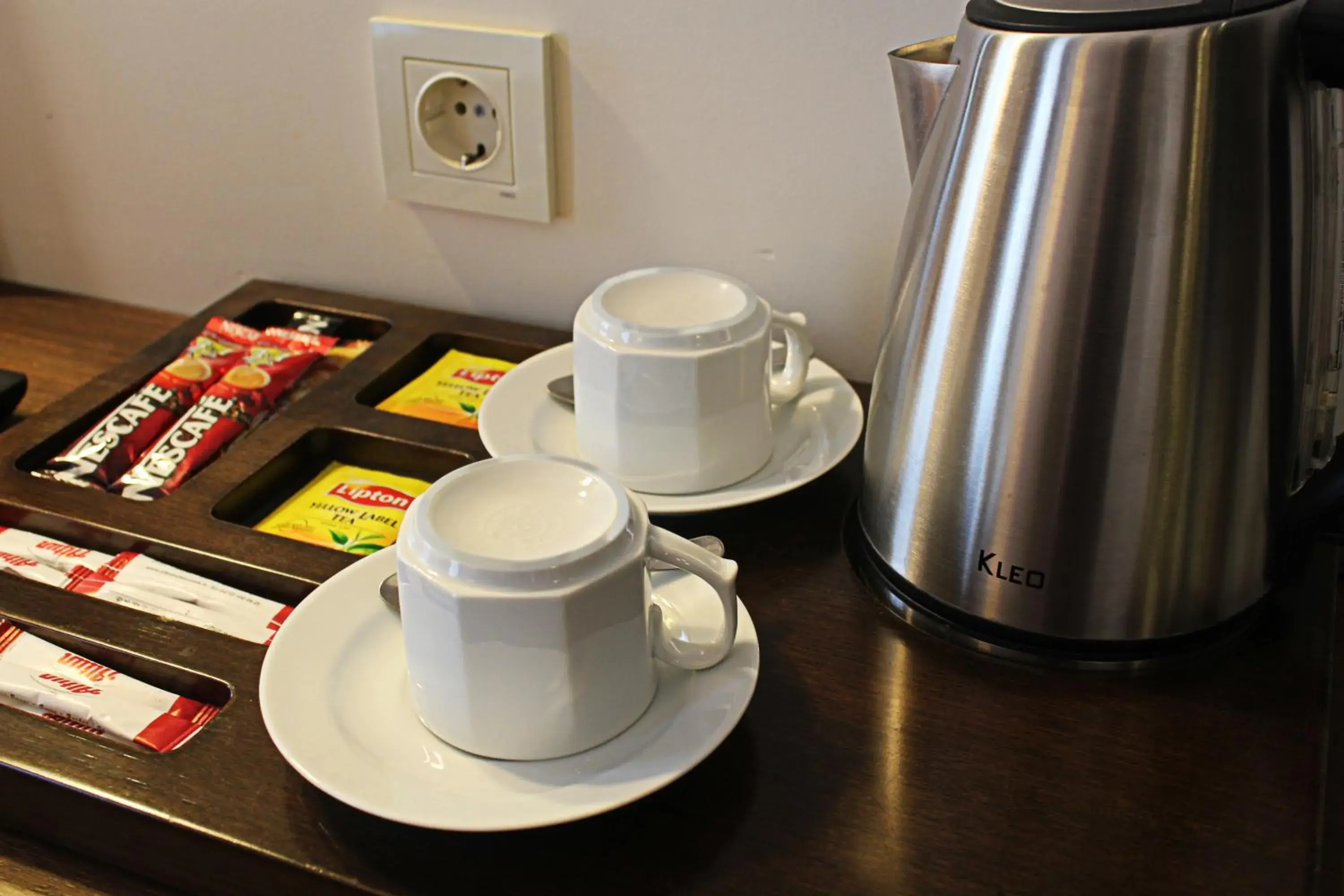 Coffee/tea facilities in Aristocrat Hotel