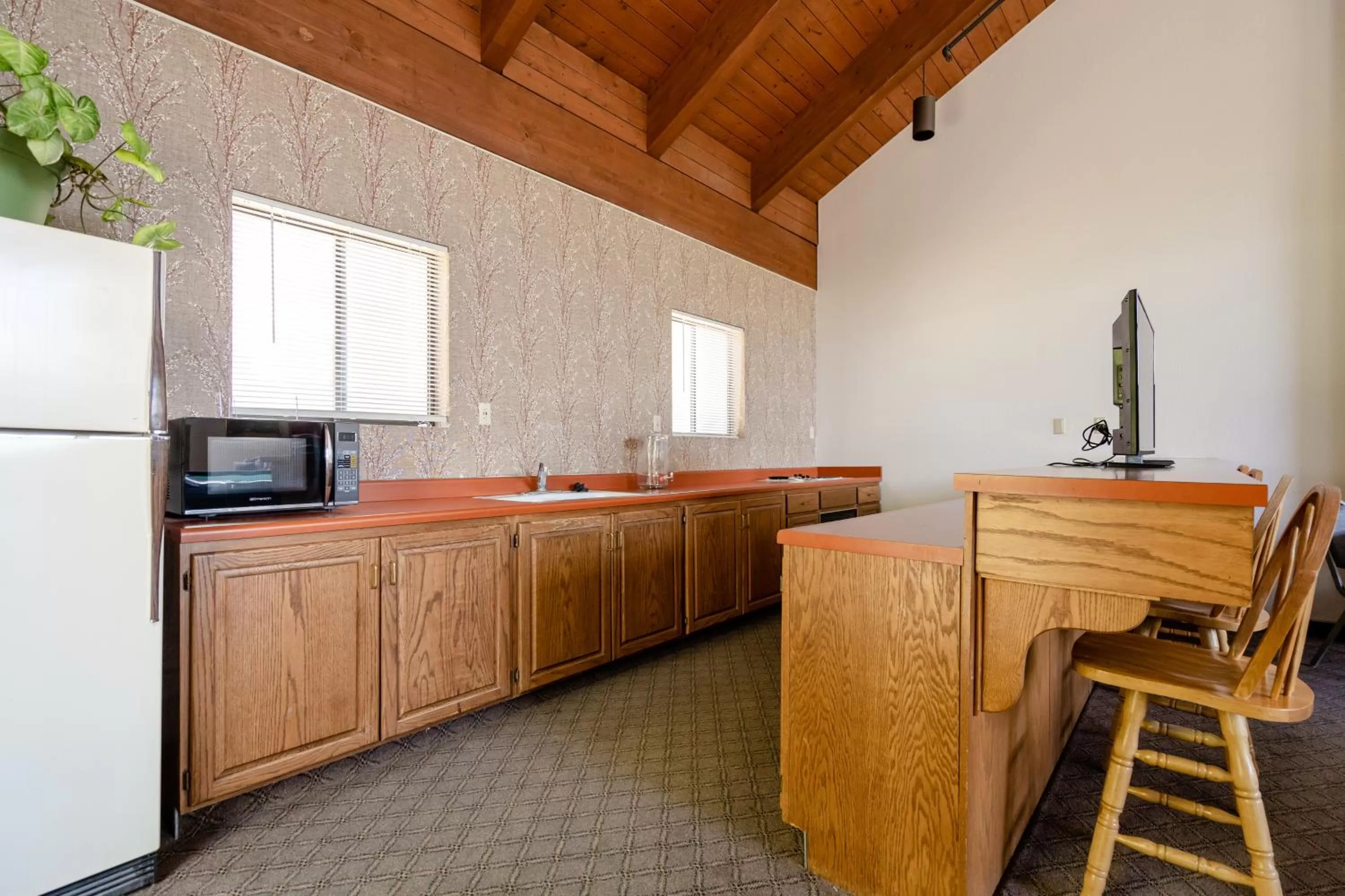 Communal kitchen, Kitchen/Kitchenette in Circle J Club at Jeremy Ranch