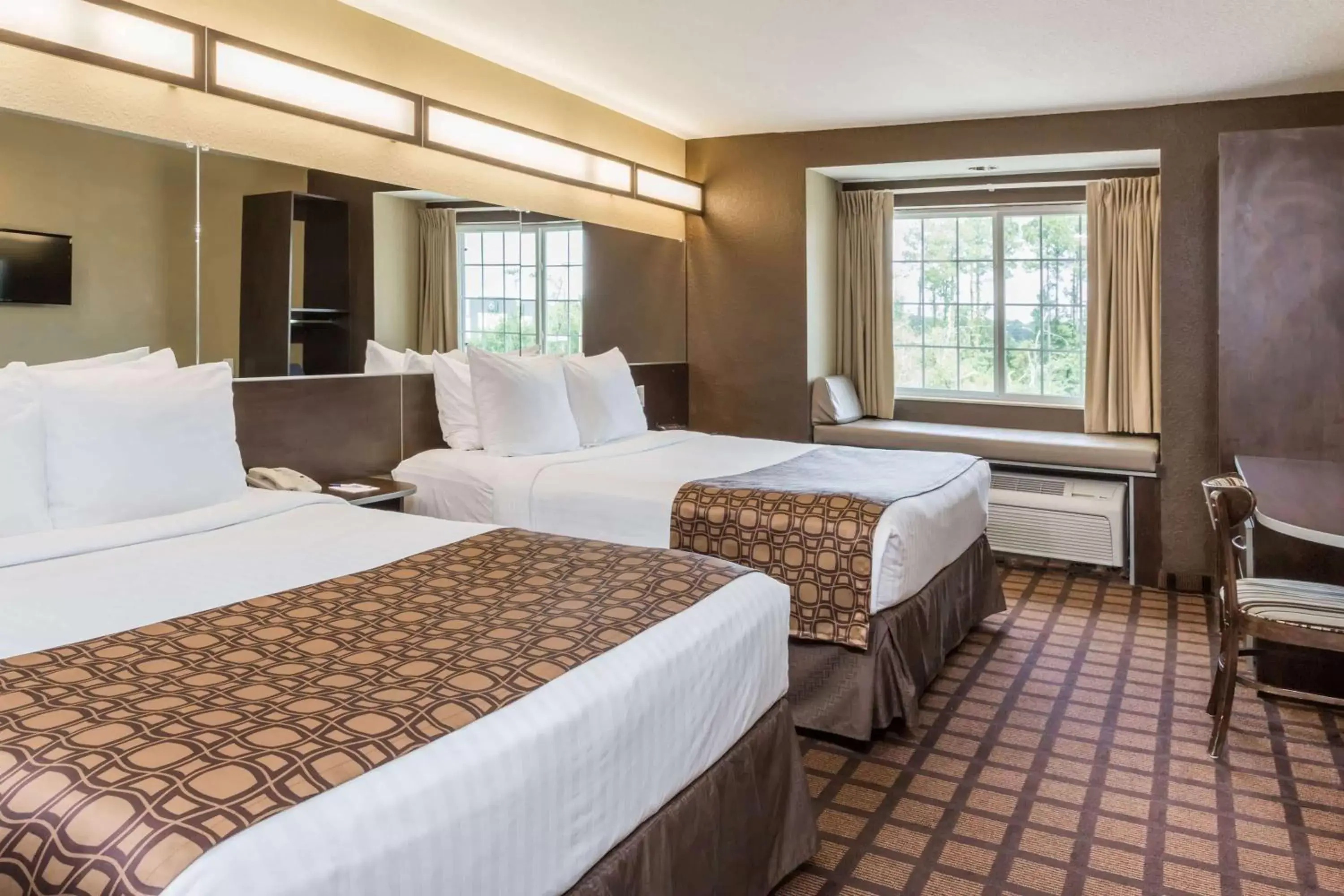 Photo of the whole room, Bed in Microtel Inn & Suites by Wyndham Jacksonville Airport