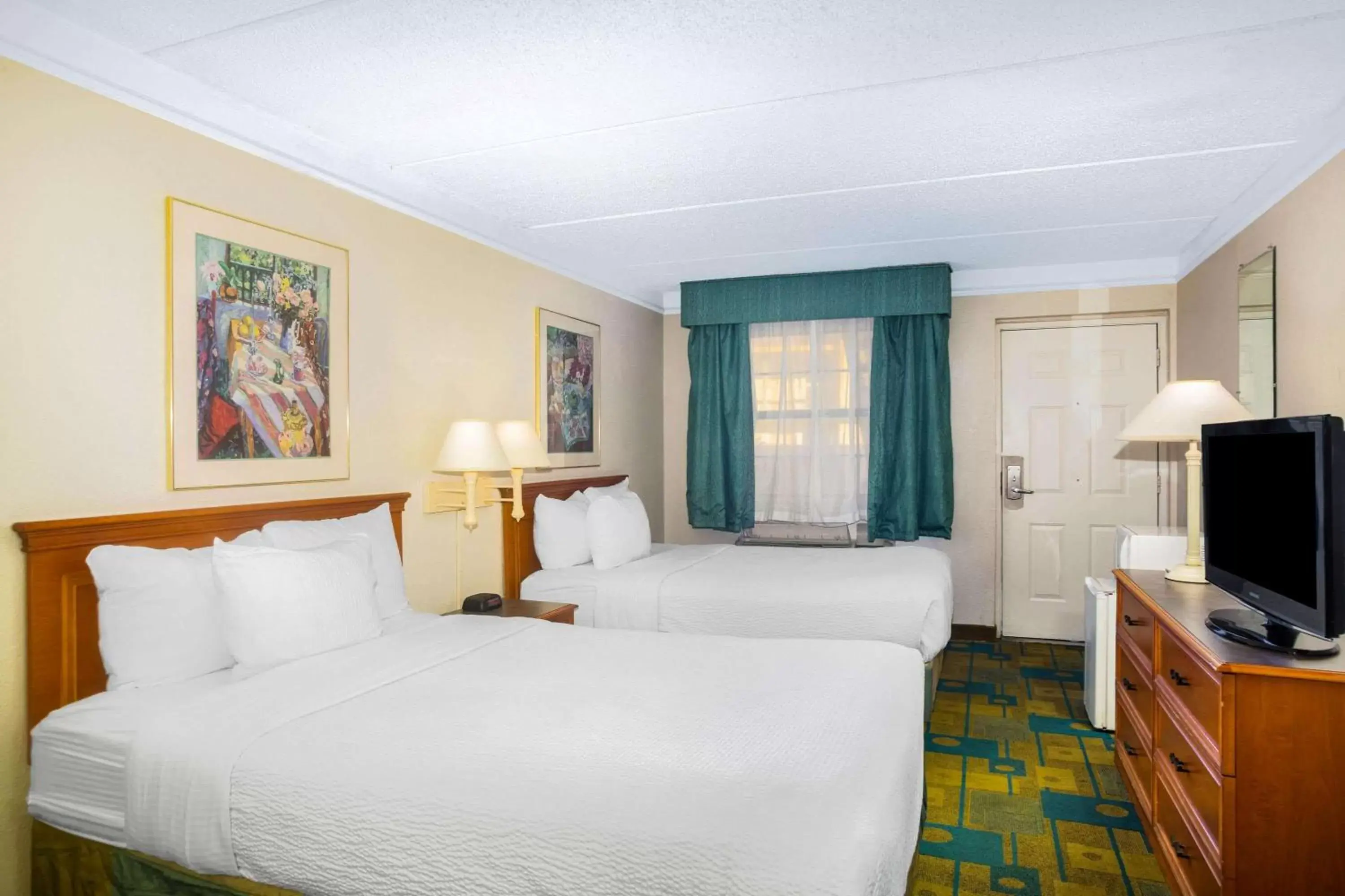 Photo of the whole room, Bed in La Quinta Inn by Wyndham Eagle Pass