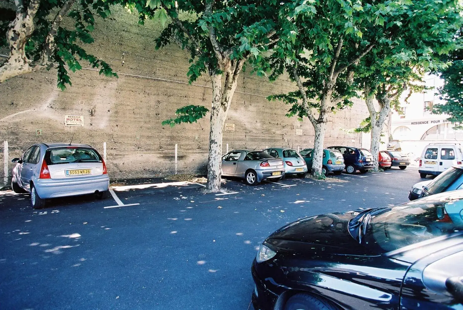 Parking in Logis Hôtel Saint Jacques