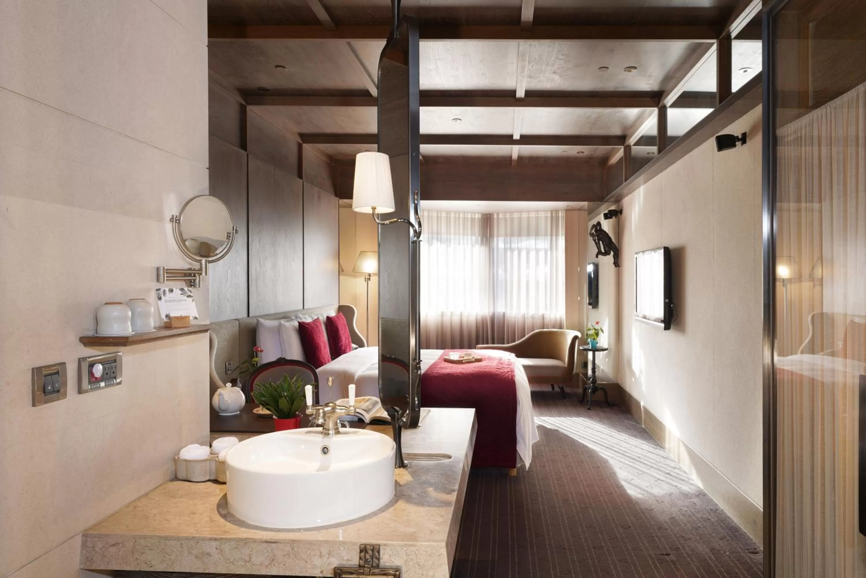 Photo of the whole room, Bed in Palais de Chine Hotel