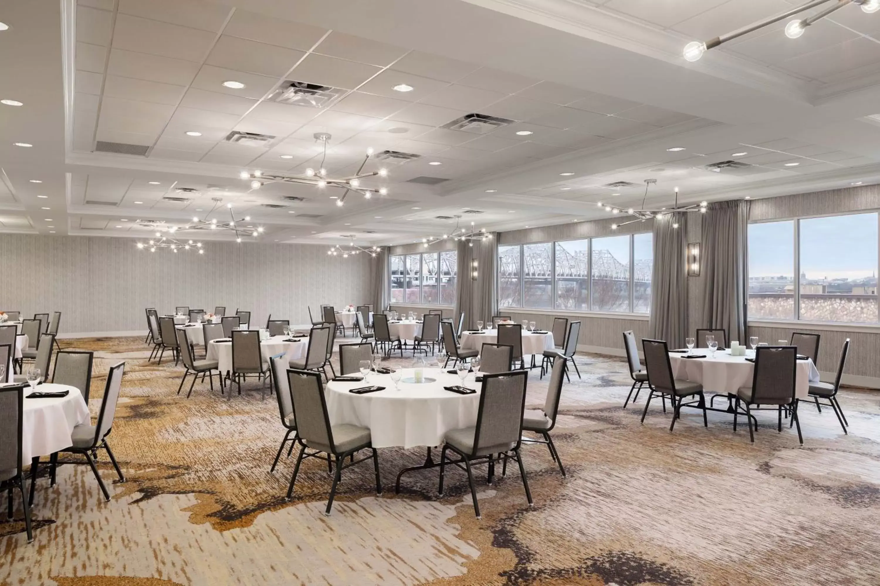 Meeting/conference room, Restaurant/Places to Eat in Sheraton Louisville Riverside Hotel