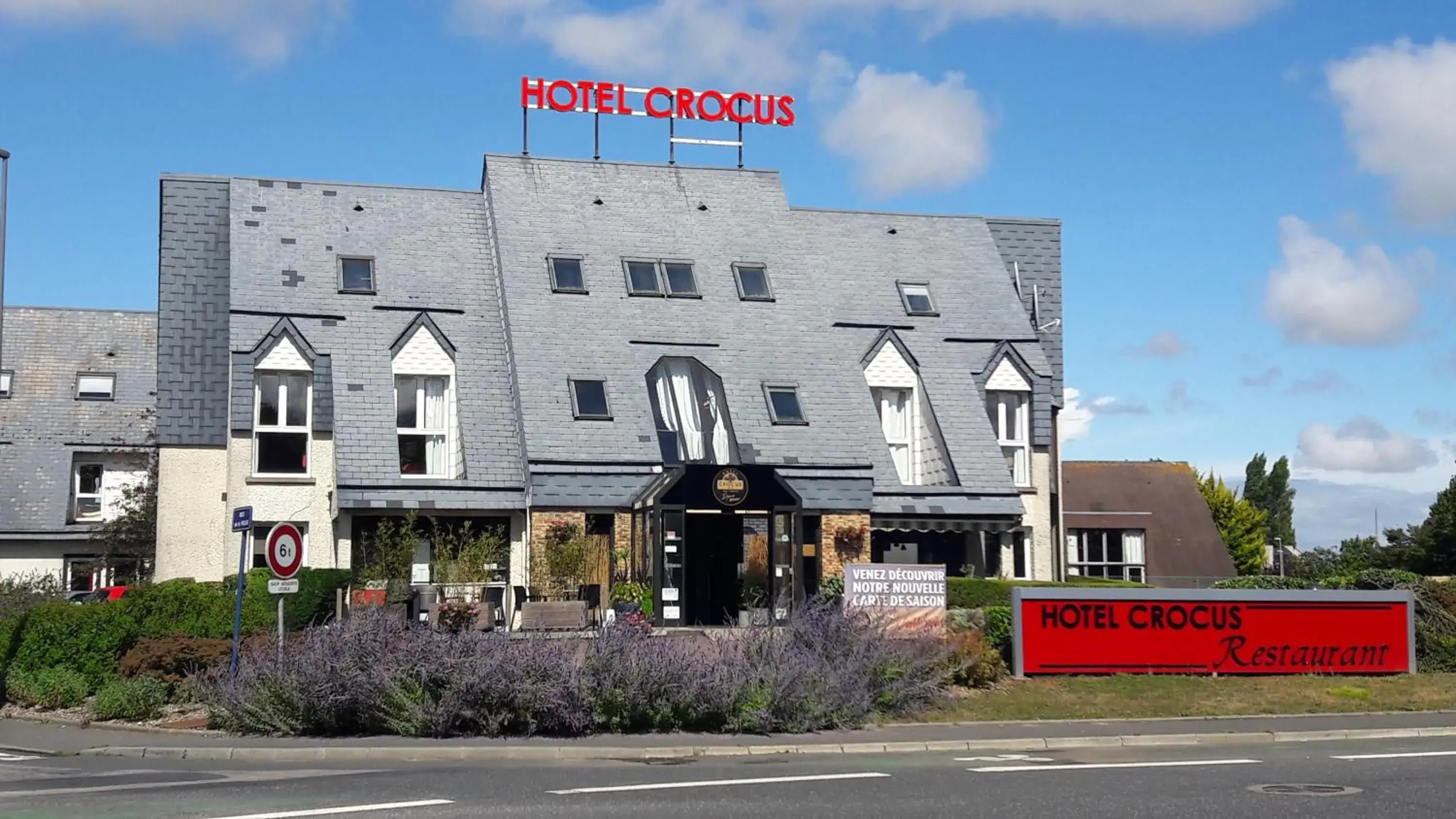 Facade/entrance in Hôtel Crocus Caen Mémorial