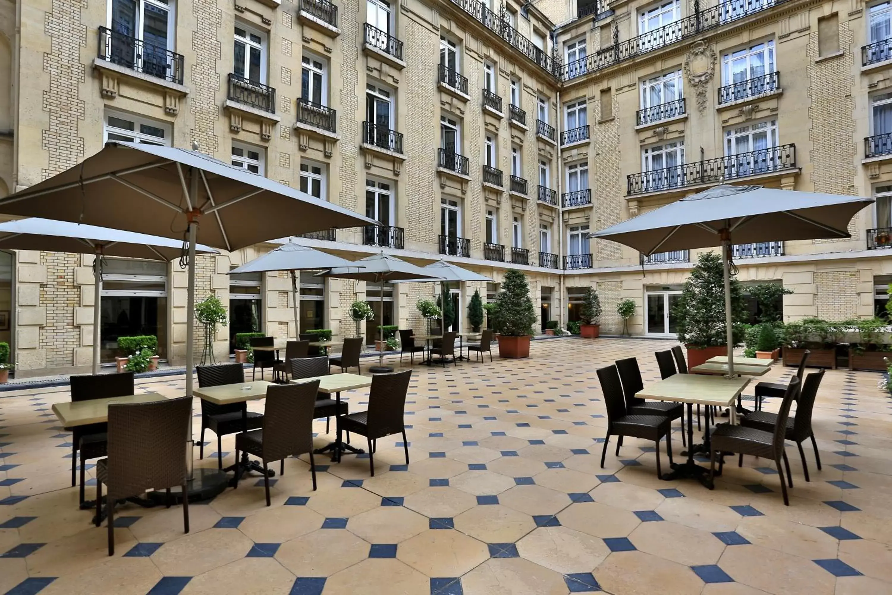 Facade/entrance, Restaurant/Places to Eat in Fraser Suites Le Claridge Champs-Elysées