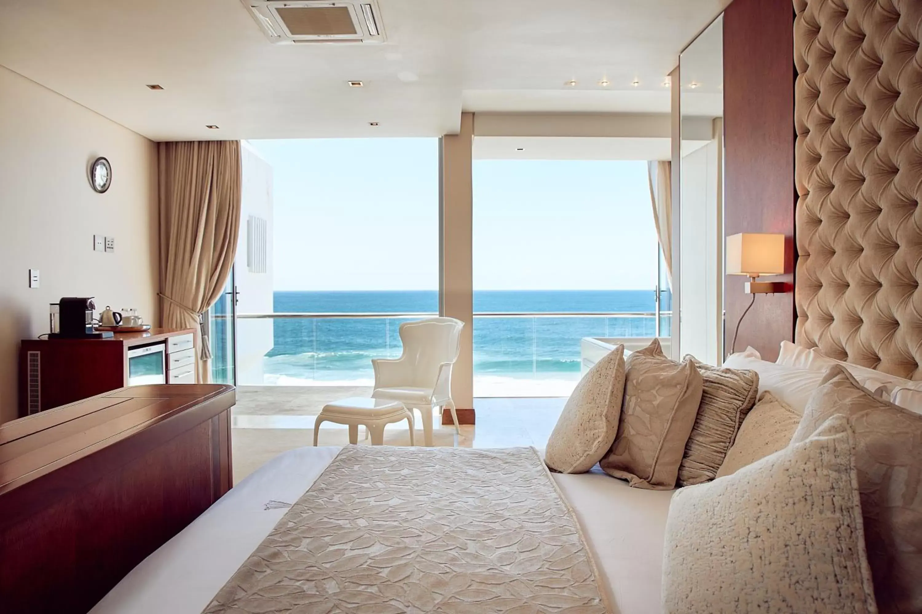 Bed, Sea View in First Group La Montagne