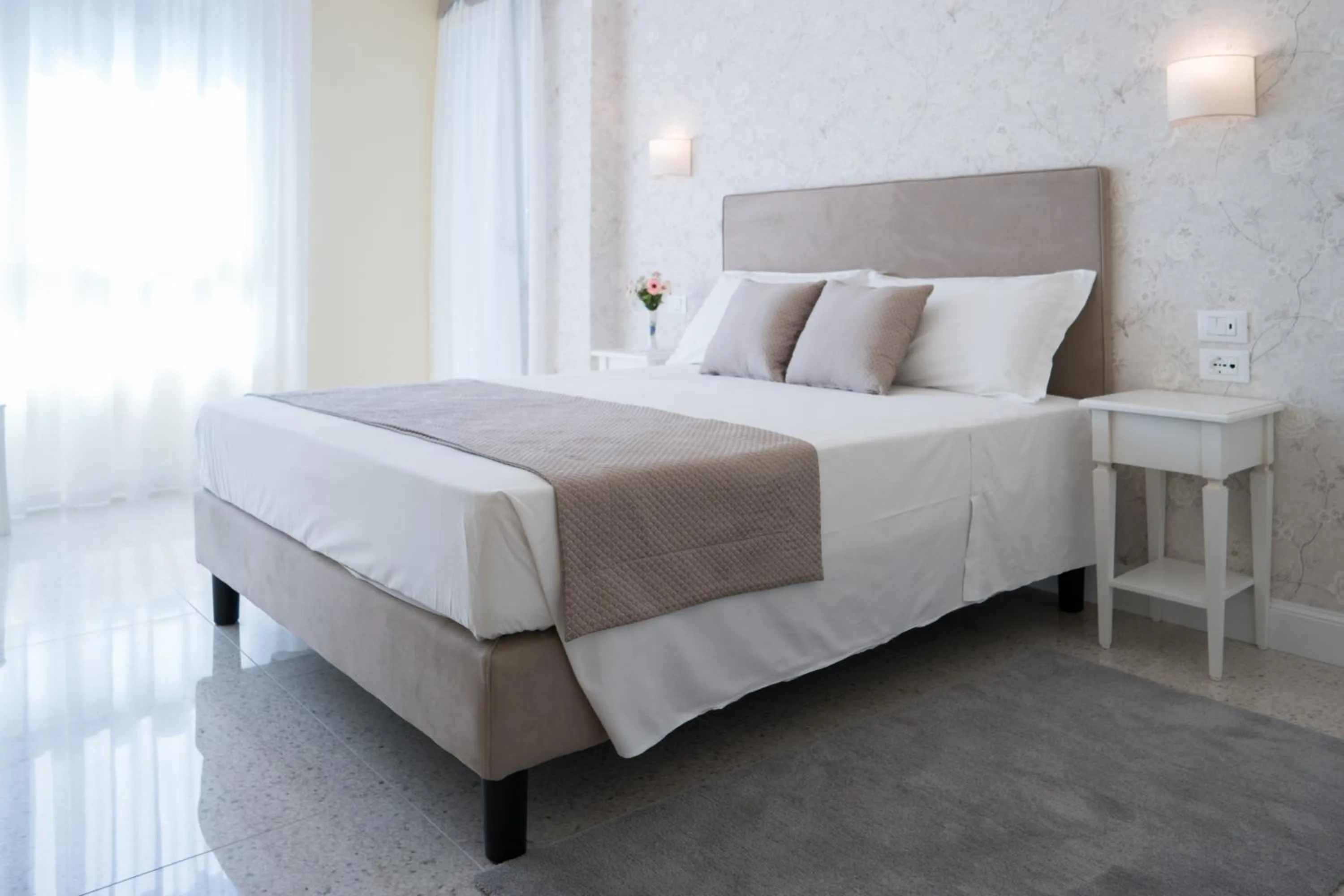 Bedroom, Bed in Guest House Train Station Venice - Atika & Atif