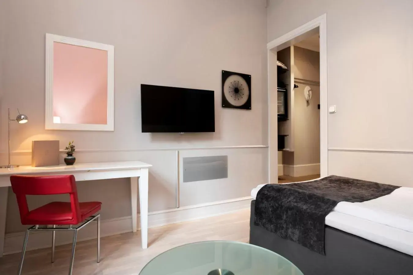 Bed, TV/Entertainment Center in Elite Hotel Savoy