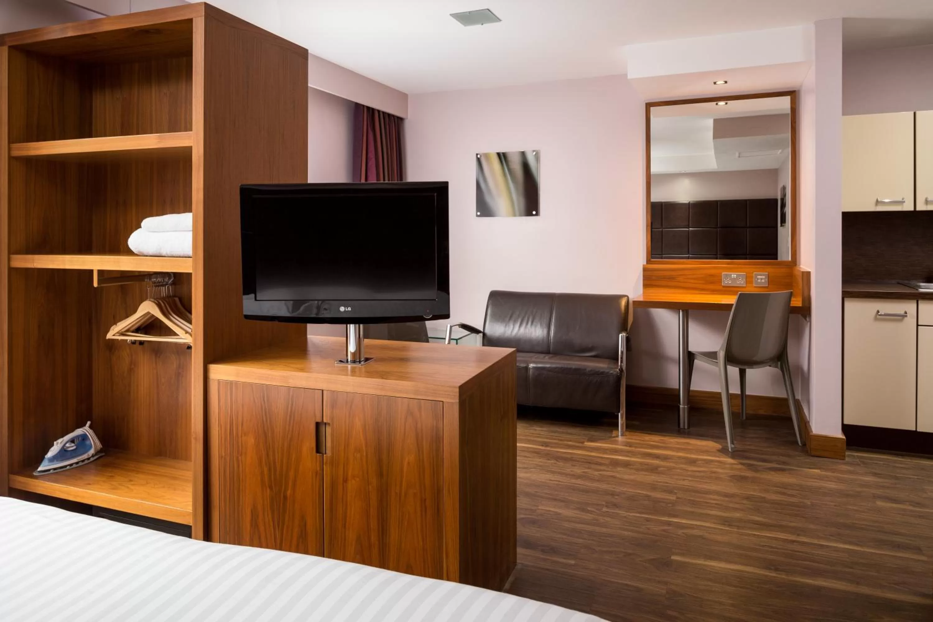 Living room, Bed in Roomzzz Leeds City