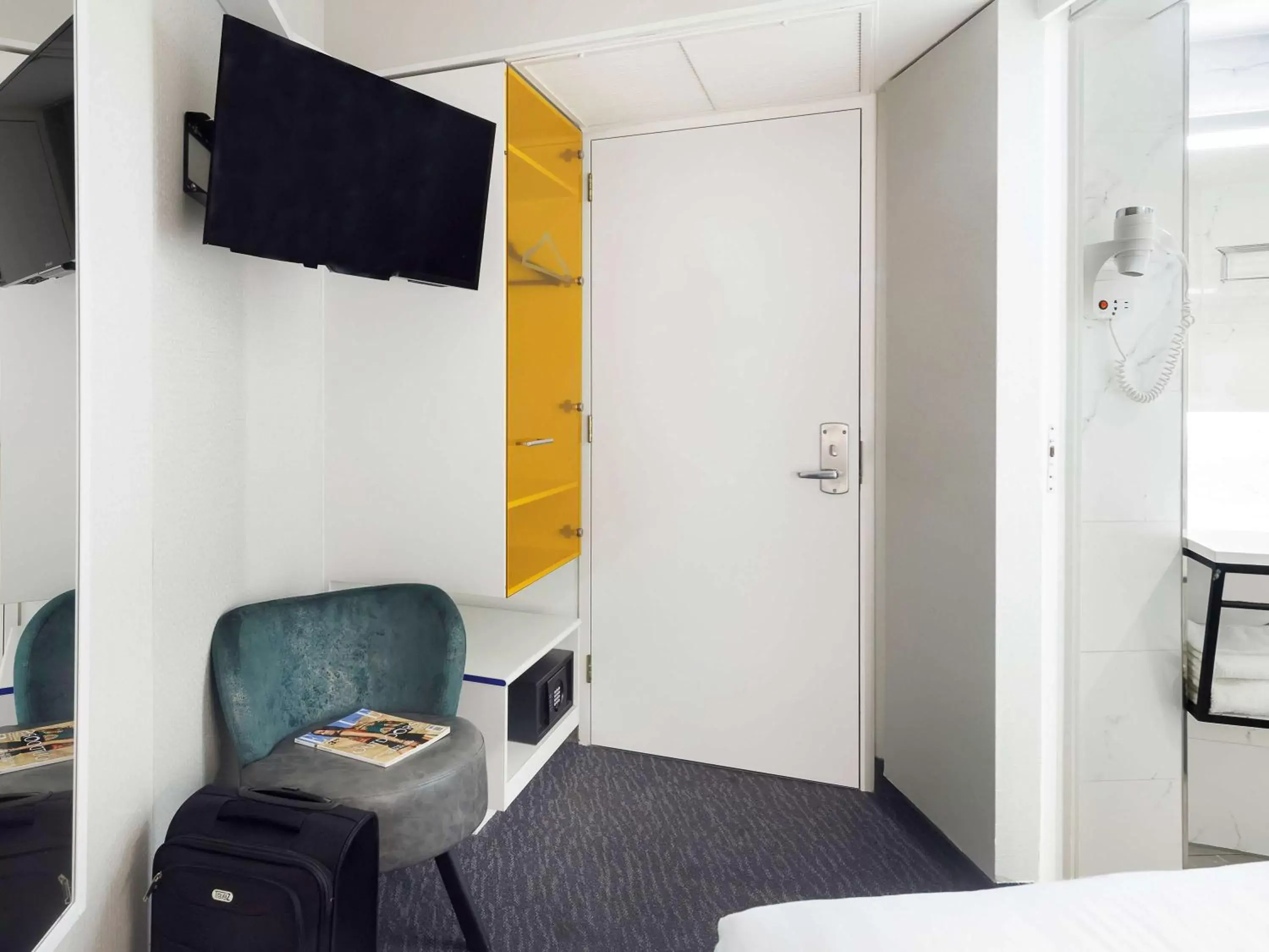Bed, TV/Entertainment Center in ibis Styles Amsterdam Central Station
