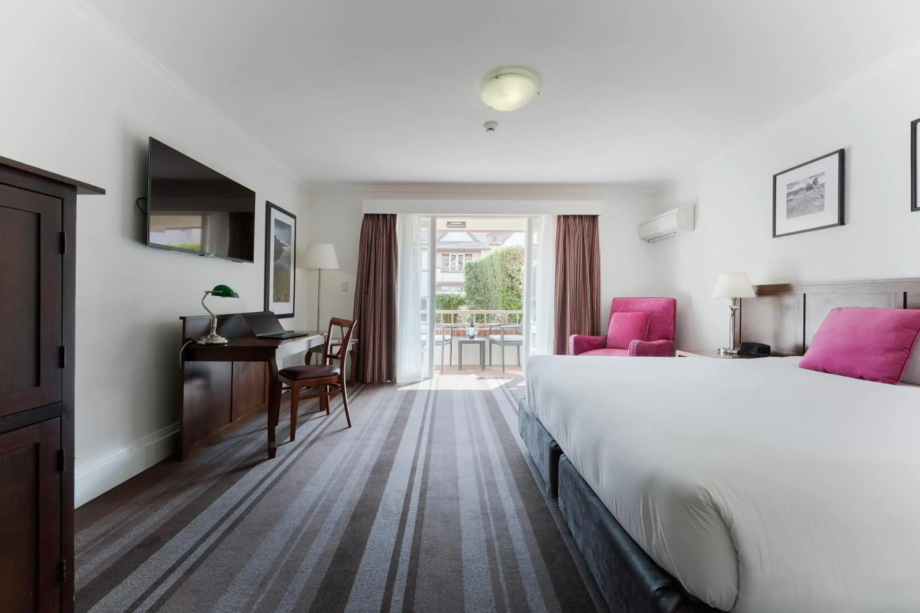 Bed in Mercure Canberra