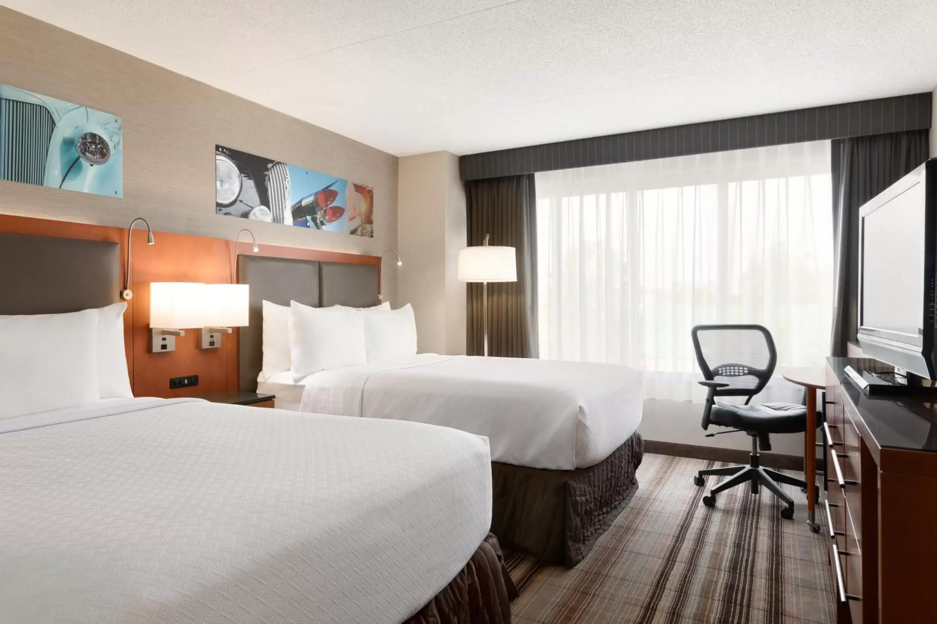 Photo of the whole room, Bed in Crowne Plaza Auburn Hills, an IHG Hotel