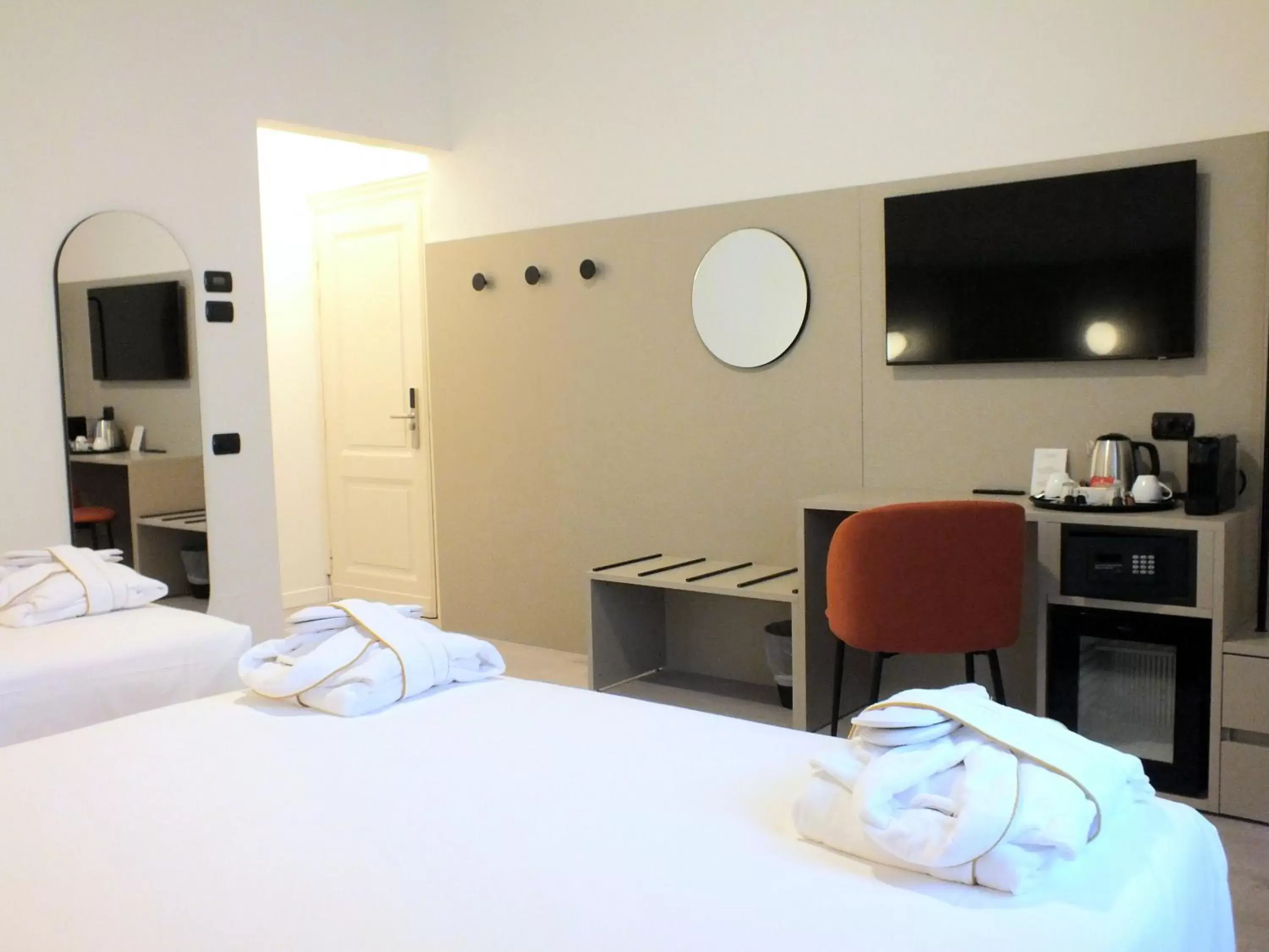 Bed, TV/Entertainment Center in BB Hotels Smarthotel Derose