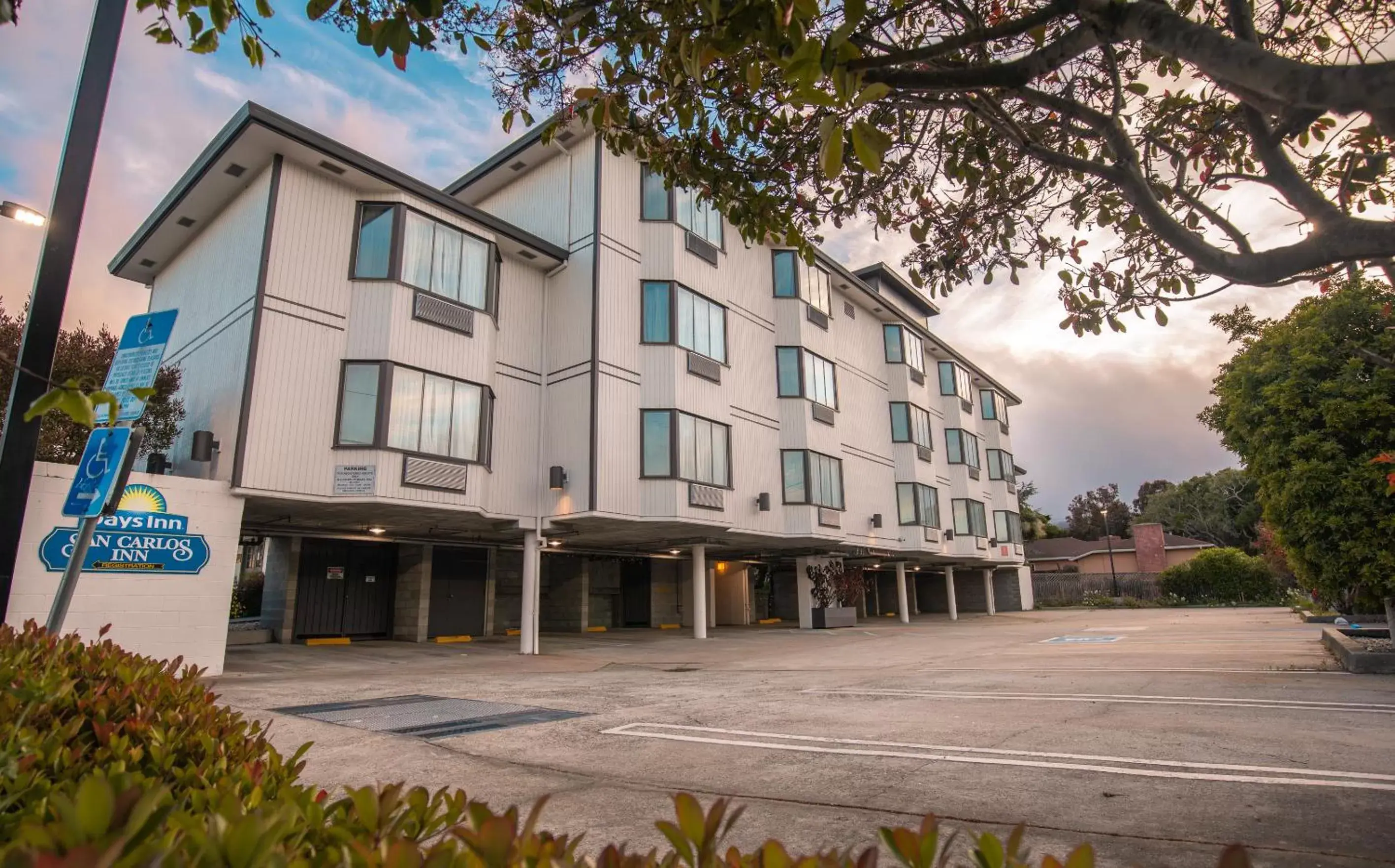 Property building in Days Inn by Wyndham Monterey Downtown Property building in Days Inn by Wyndham Monterey Downtown