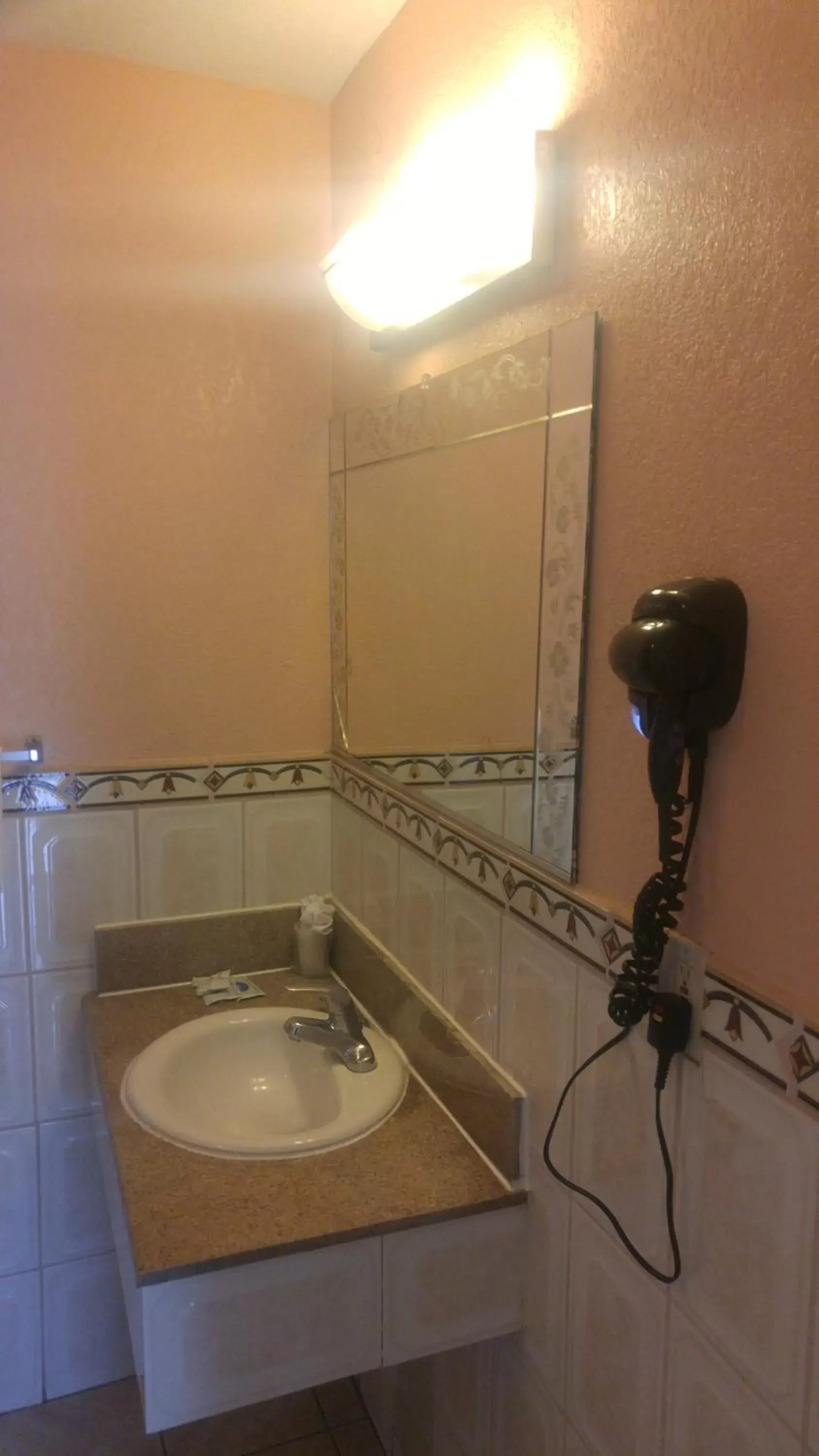 Bathroom, Kitchen/Kitchenette in Riviera Motel