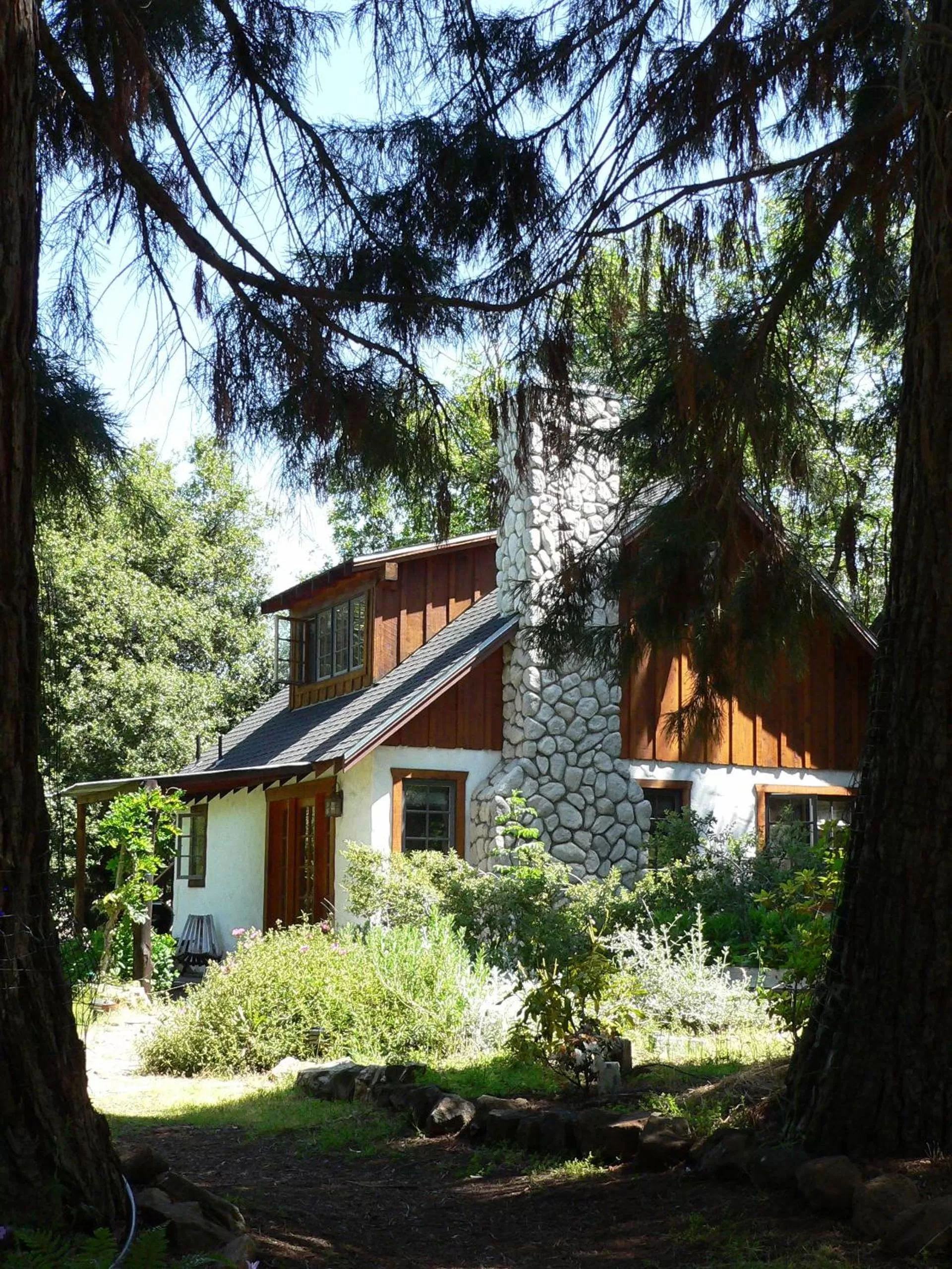 Property Building in Yosemite Rose Bed and Breakfast