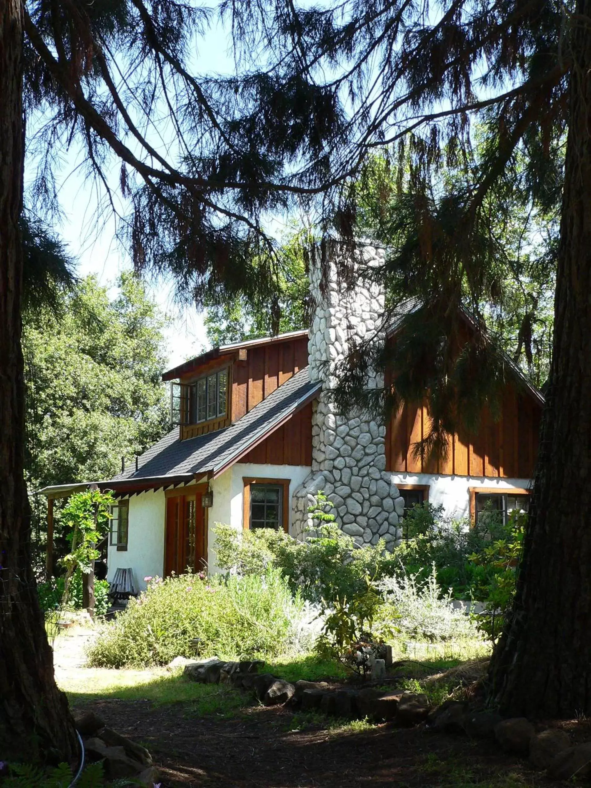 Property Building in Yosemite Rose Bed and Breakfast