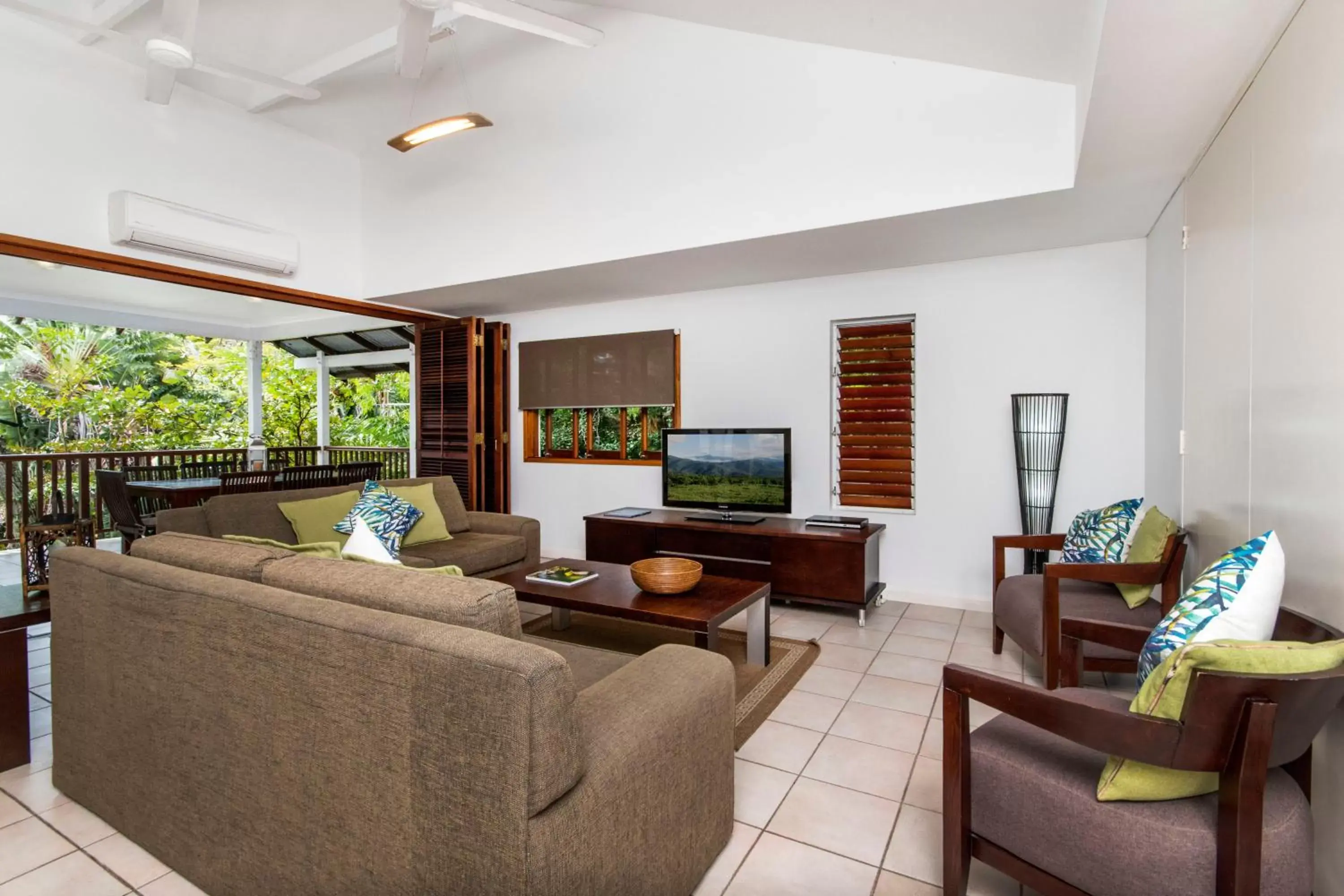 TV and multimedia, Lounge/Bar in The Reef Retreat Palm Cove