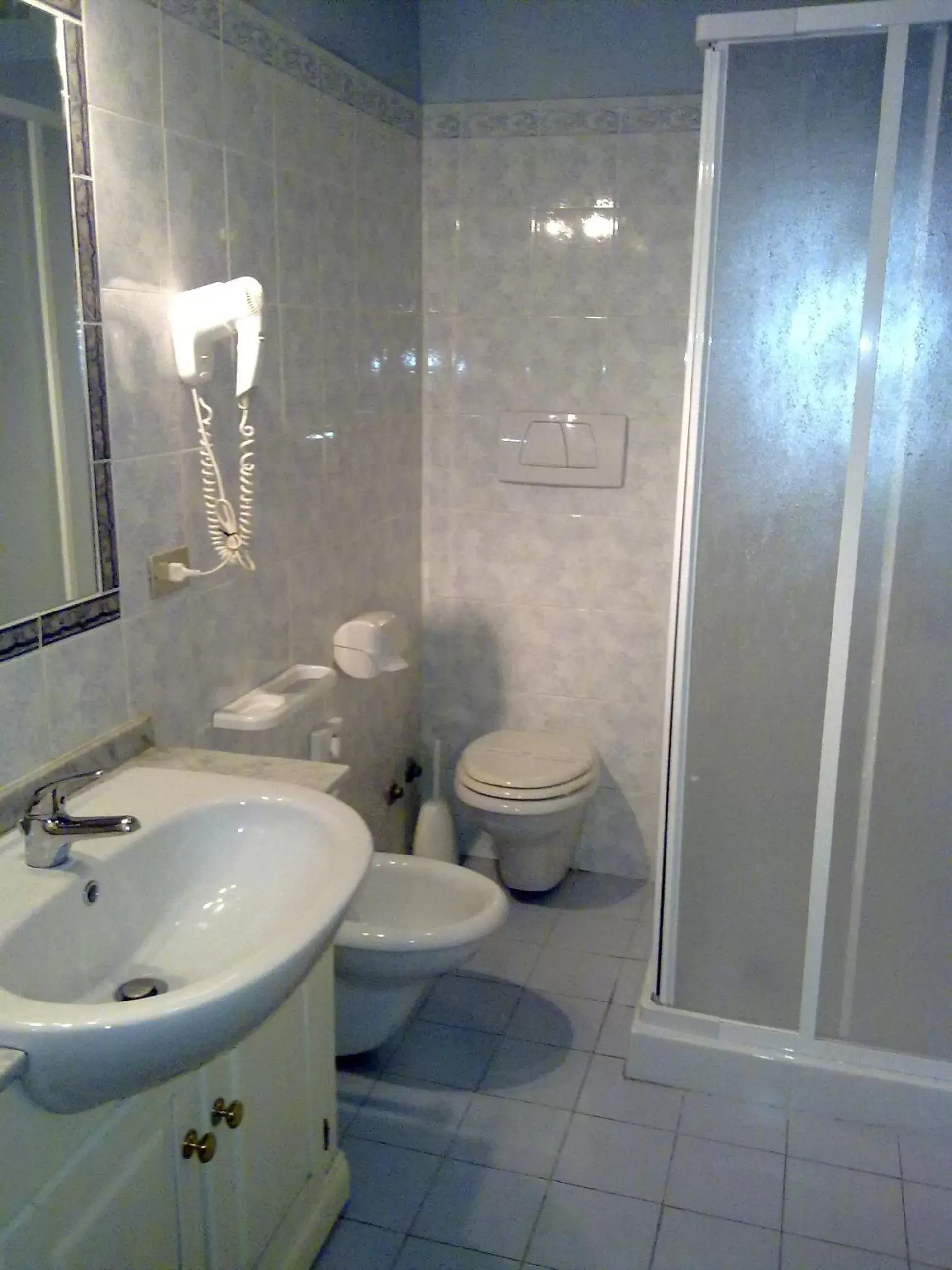 Bathroom in Hotel Trasimeno Bittarelli
