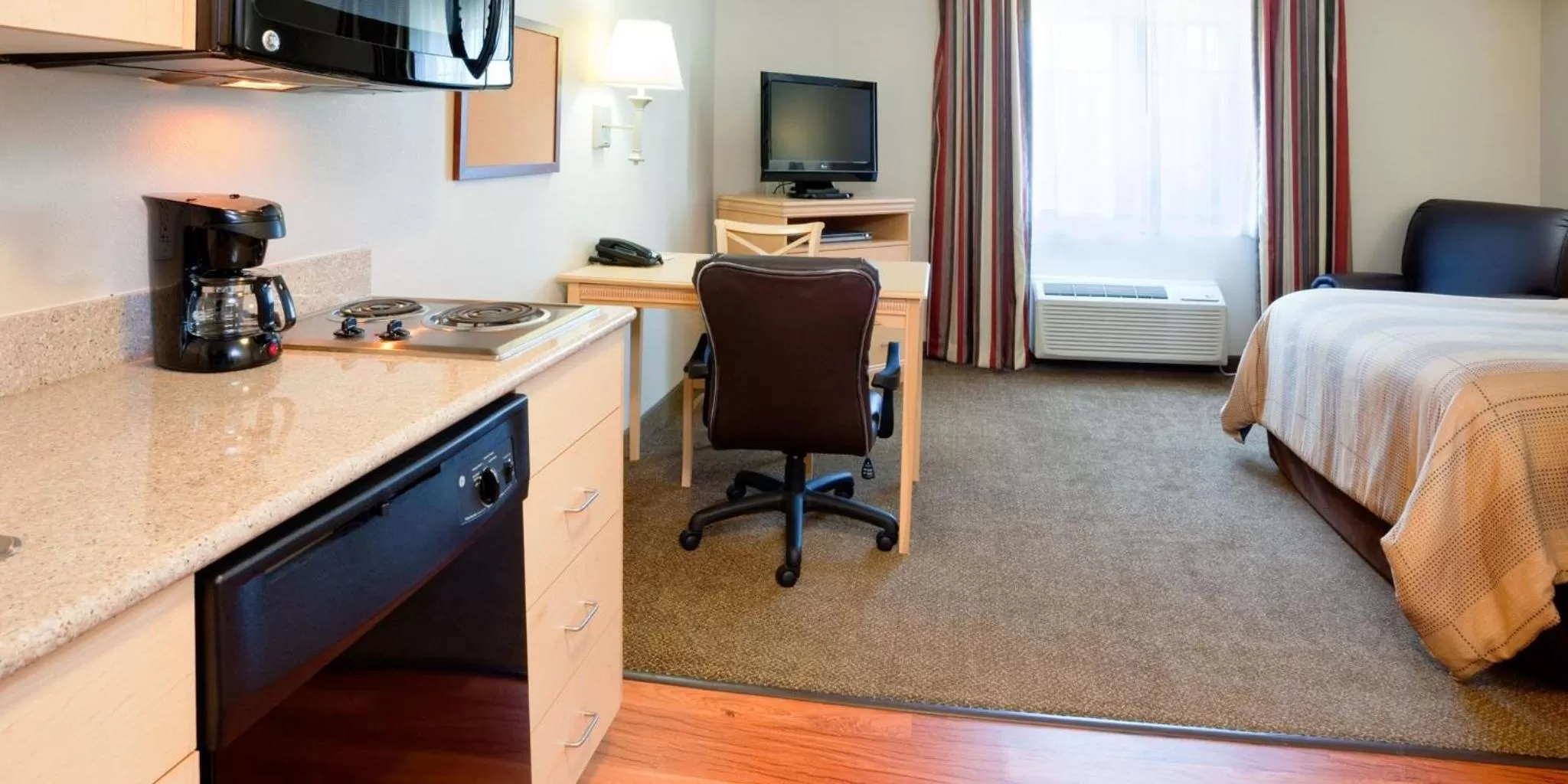 Photo of the whole room, Bed in Candlewood Suites Jacksonville by IHG