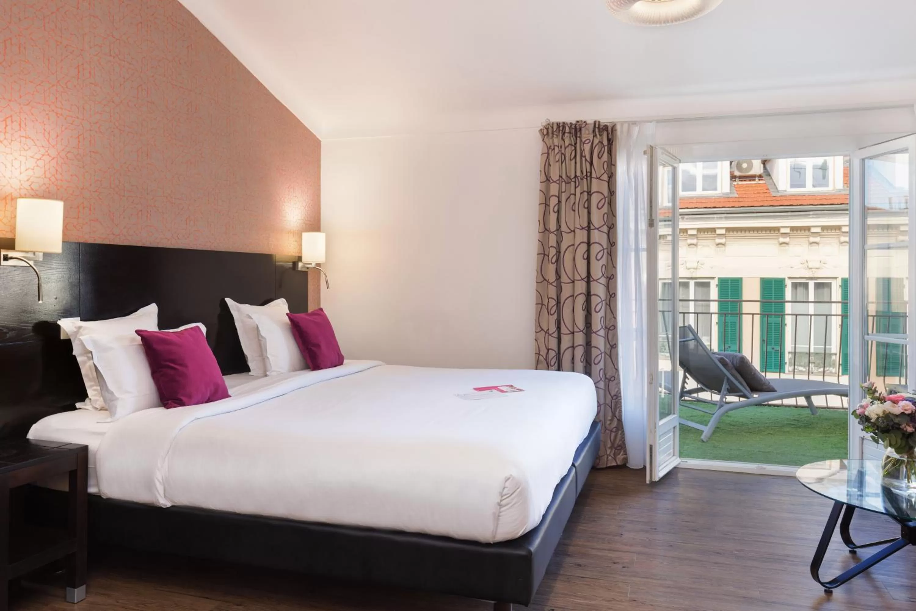 View (from property/room), Bed in Hotel Florence Nice