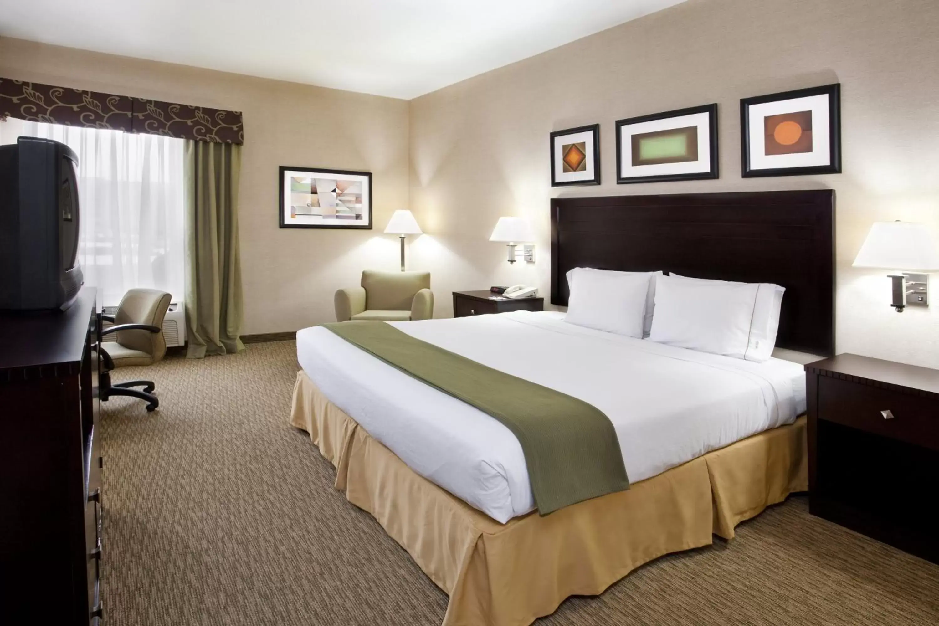 King Room Hearing Accessible with Tub - Non-Smoking in Holiday Inn Express Hotel & Suites Cleveland-Streetsboro, an IHG Hotel King Room Hearing Accessible with Tub - Non-Smoking in Holiday Inn Express Hotel & Suites Cleveland-Streetsboro, an IHG Hotel