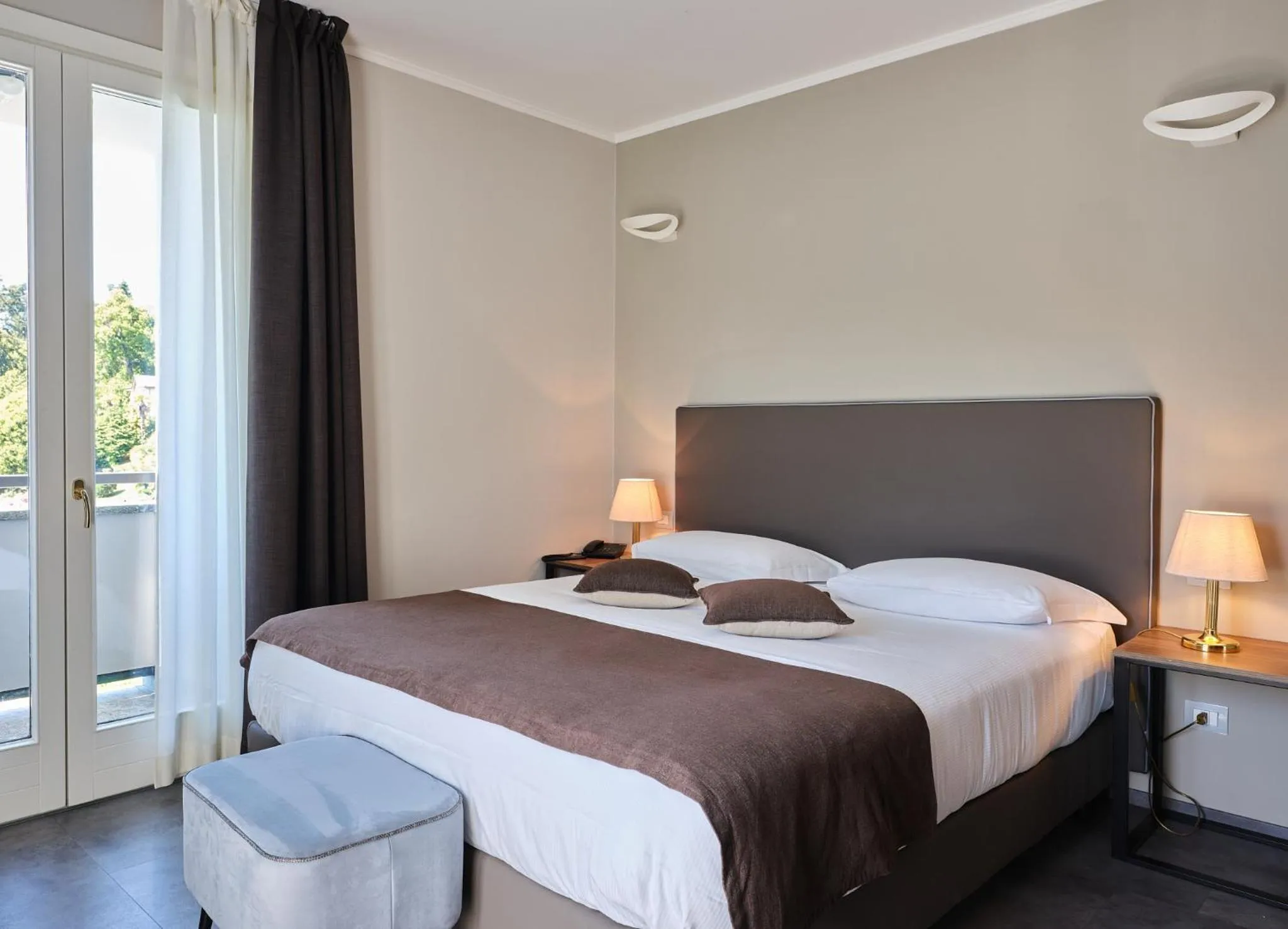 Deluxe Double or Twin Room with Lake View in Hotel Ghiffa