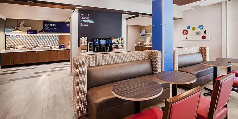 Restaurant/Places to Eat in Holiday Inn Express & Suites Heath - Newark, an IHG Hotel