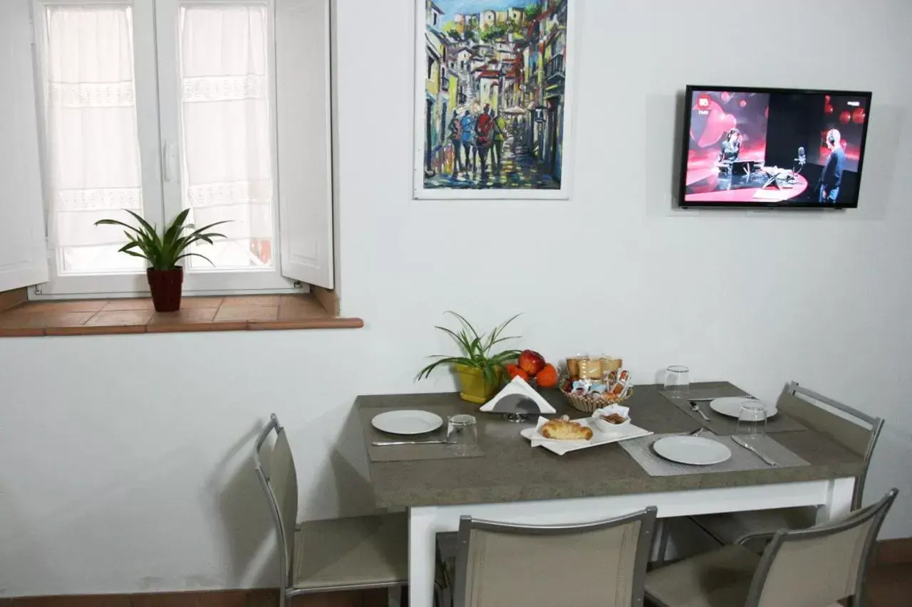 Communal lounge/ TV room, Dining Area in B&B Cerasarella