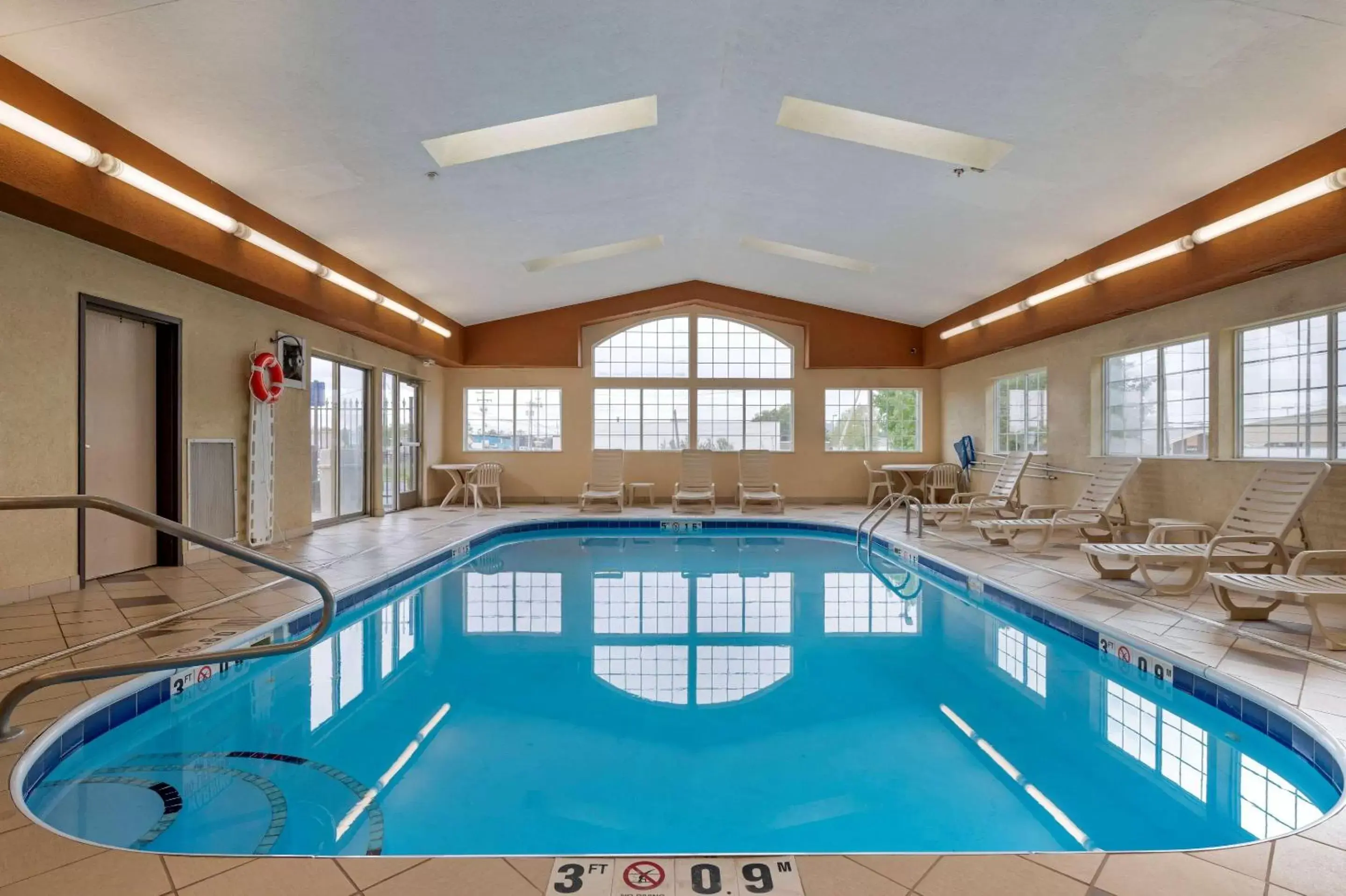Activities, Swimming Pool in Comfort Suites Columbus