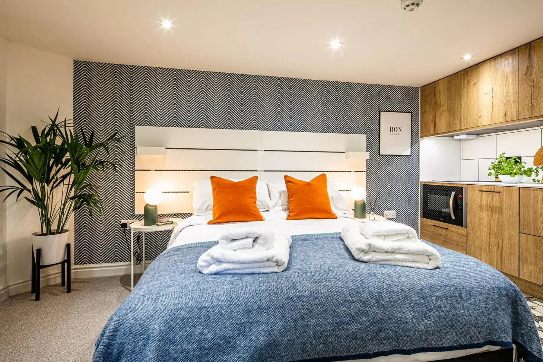 Kitchen or kitchenette, Bed in The Belmont - Harrogate Stays