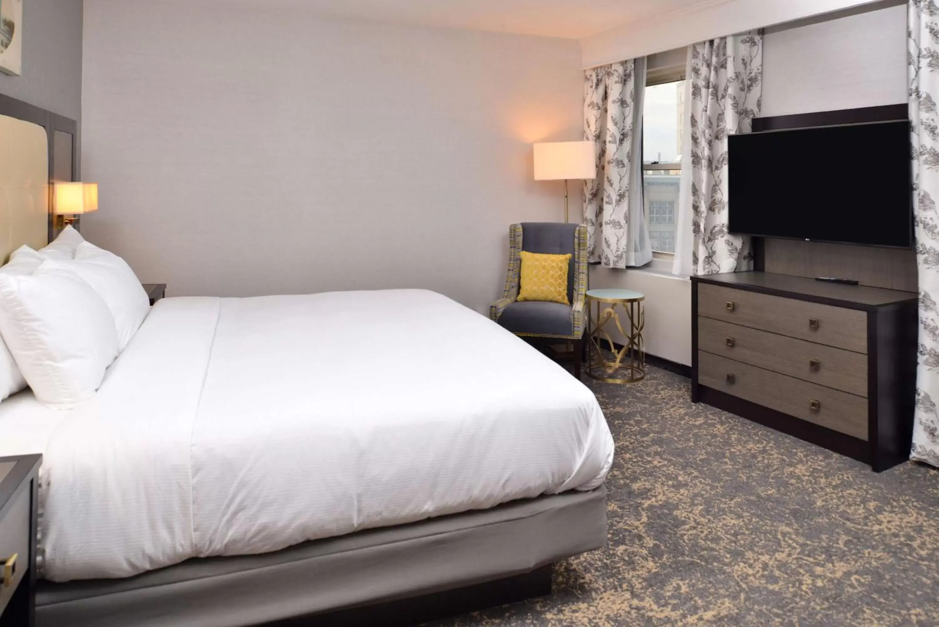 Bedroom, Bed in DoubleTree by Hilton Utica