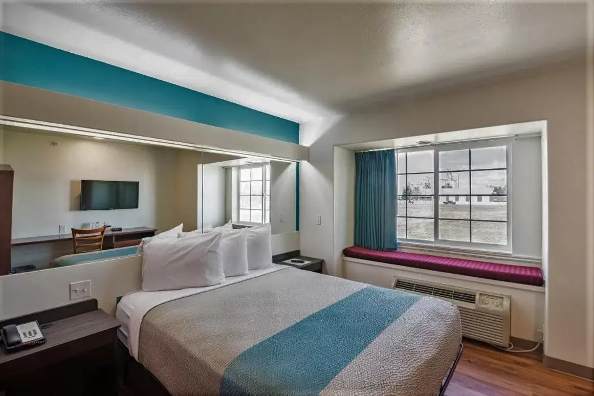 Bed in Motel 6-Idaho Falls, ID - Snake River