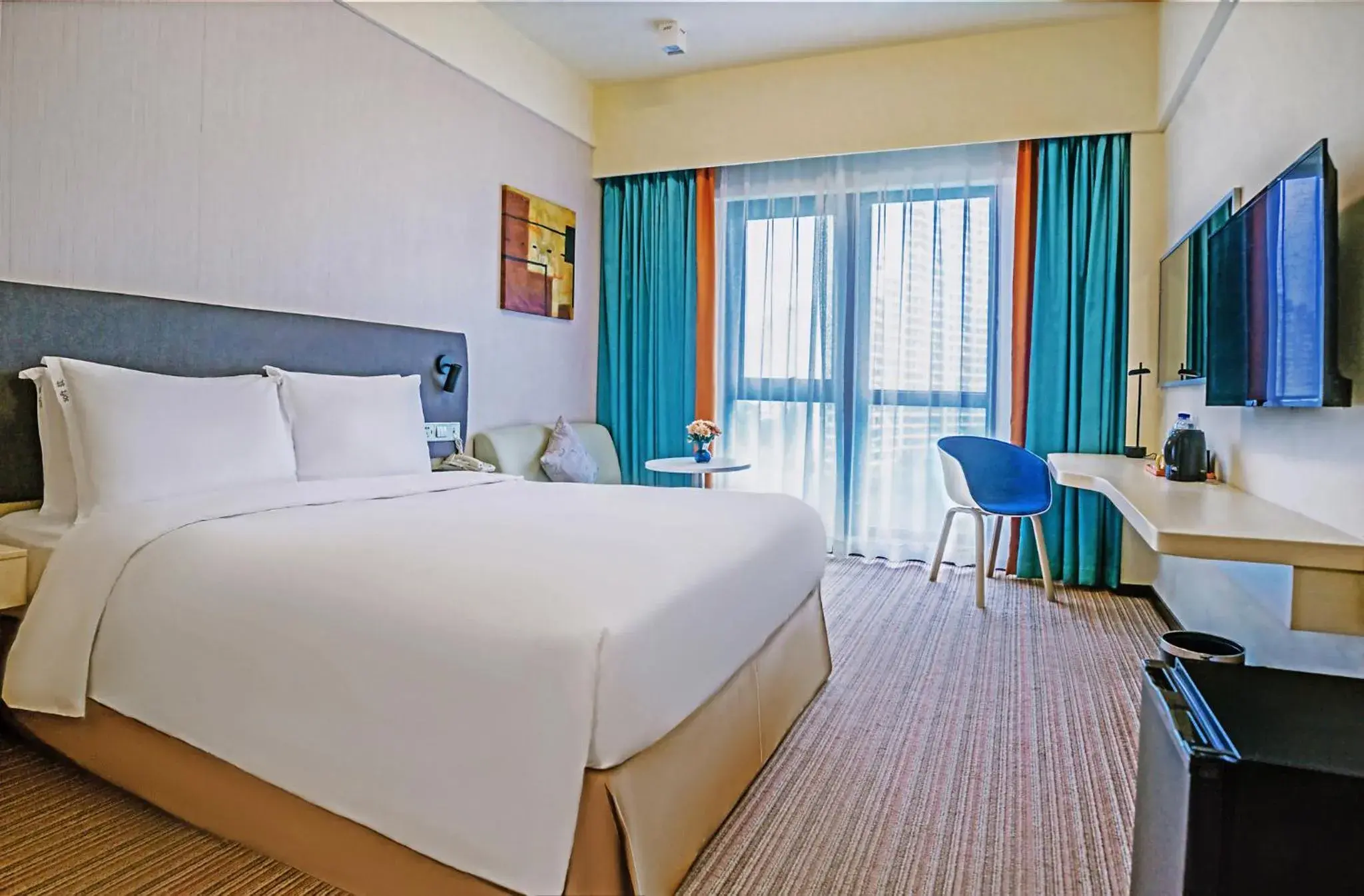 Photo of the whole room, Bed in Holiday Inn Express Shanghai Putuo, an IHG Hotel